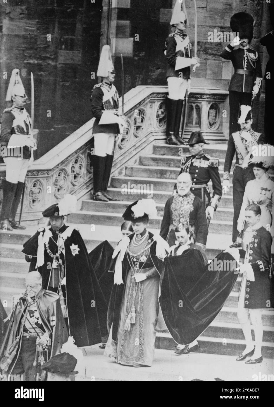 King and Queen verlässt die St. George's Chapel, Foto zeigt den späteren König von England, Georg V., und seine Frau Mary of Teck, die St. George's Chapel in Windsor Castle verlassen, nachdem der Prinz von Wales (der zukünftige Eduard VIII.) mit dem Orden des Garters ausgestattet wurde. Dieses Ereignis war eine von mehreren staatlichen Veranstaltungen, die zur Krönung George V. am 22. Juni 1911 in Westminster Abbey führten., 1911. Juni 10, Glass negative, 1 negativ: Glas; 5 x 7 Zoll Oder kleiner. Stockfoto