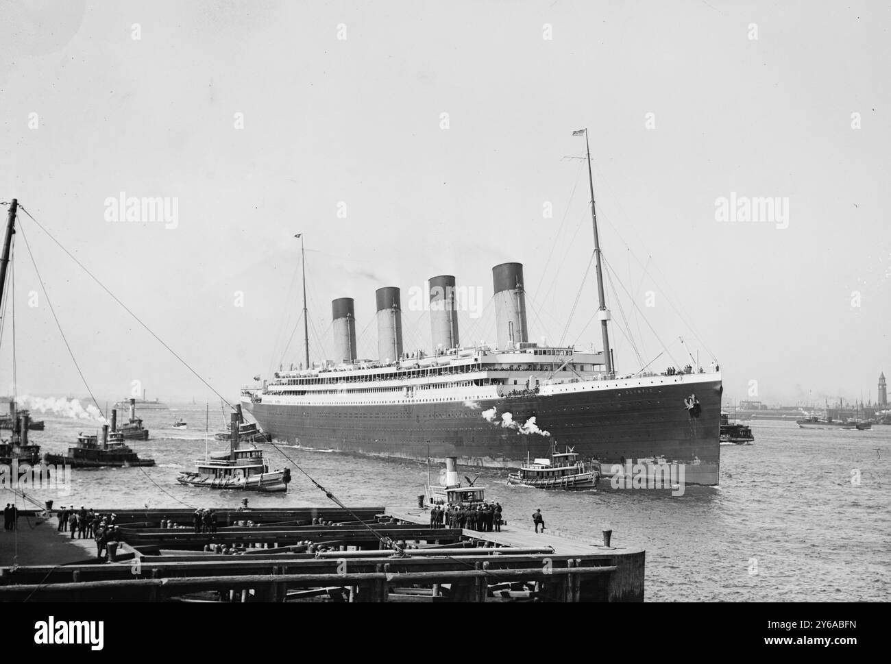 OLYMPIC, Foto zeigt die Ankunft des White Star Ocean Liner Olympic in New York, 21. Juni 1911 nach ihrer ersten transatlantischen Reise., 21. Juni 1911, Schiffe, Glas negative, 1 negativ: Glas; 5 x 7 Zoll Oder kleiner. Stockfoto