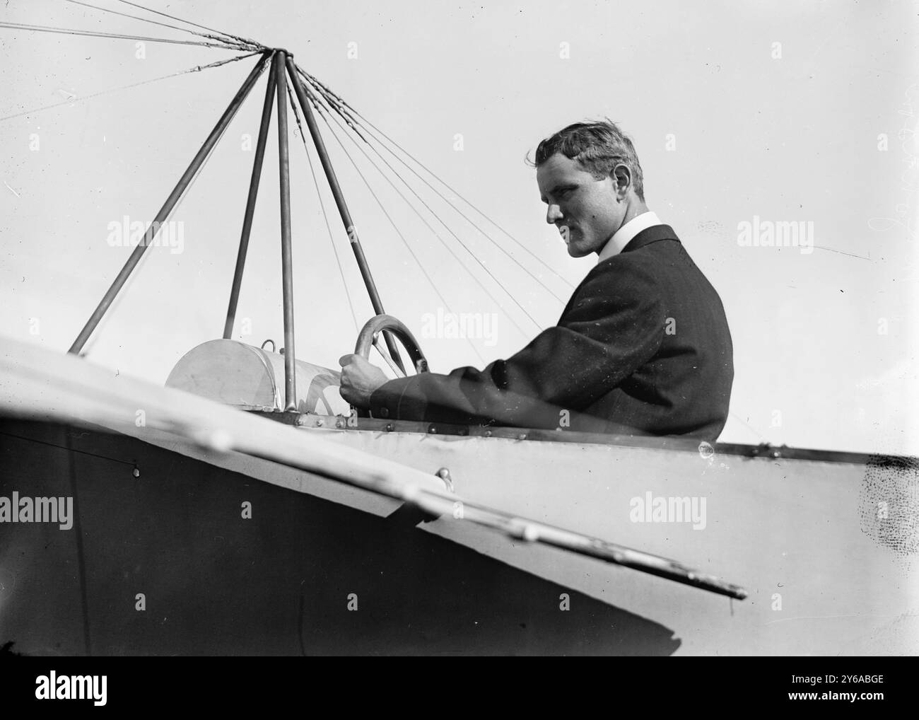 J.M. Johnson im Bleriotype-Flugzeug, zwischen ca. 1910 und ca. 1915, Luftpiloten, Glasnegative, 1 negativ: Glas; 5 x 7 Zoll Oder kleiner. Stockfoto