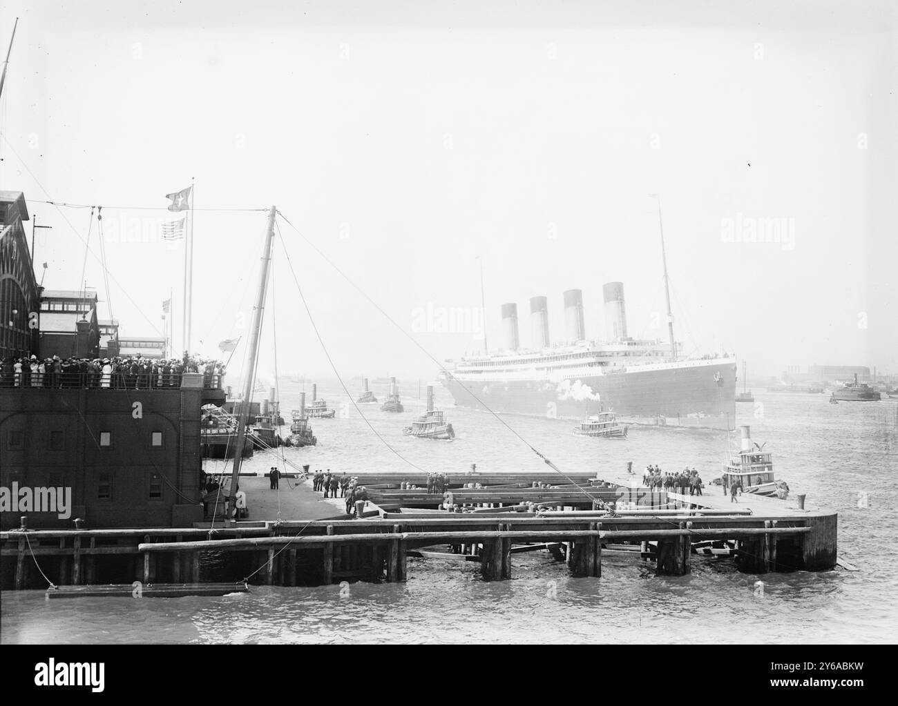 Arrival OLYMPIC, 1911, Foto zeigt die Ankunft des White Star Ocean Liner Olympic in New York, 21. Juni 1911 nach ihrer ersten transatlantischen Reise., 1911, Schiffe, Glas negative, 1 negativ: Glas; 5 x 7 Zoll Oder kleiner. Stockfoto