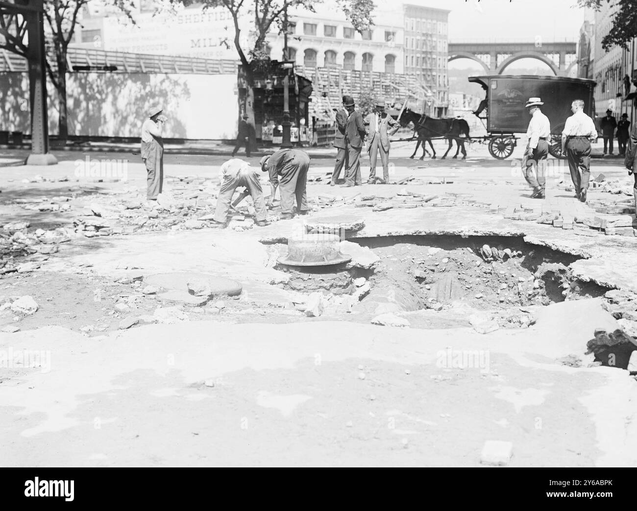Damage by Burst Main, 129th St., Foto zeigt Arbeiter, die durch einen Wasserbruch an der West 129th Street und am oberen Broadway in West Harlem, New York City, 1911 June, Glass negative, 1 negativ: Glass; 5 x 7 Zoll Oder kleiner. Stockfoto
