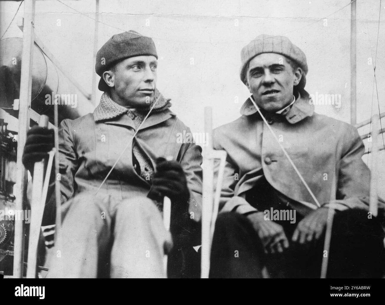 Turpin und Lt. Rogers, Foto zeigt die Piloten Lieutenant John Rodgers (links) und J. Clifford Turpin, die in einem Flugzeug sitzen, möglicherweise ein Flugzeug des Typs Wright Model B., zwischen ca. 1910 und ca. 1915, Luftpiloten, Glasnegative, 1 negativ: Glas; 5 x 7 Zoll. Oder kleiner. Stockfoto