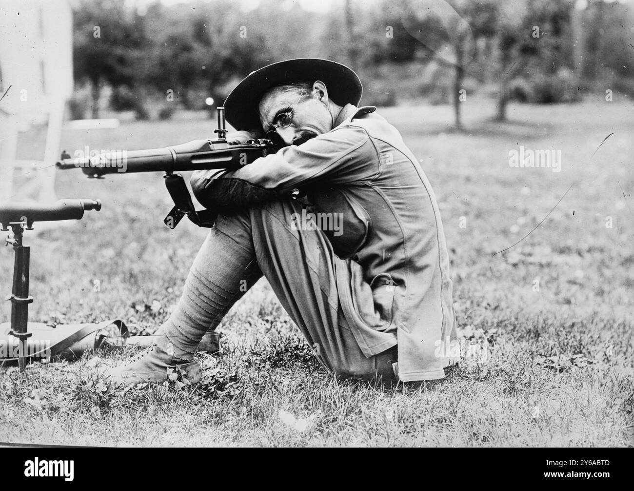 Col. C.B. Winders i.e, Winder, Foto zeigt Ohio-Schützen C.B. Winder, der als Korporal in der Ohio Army National Guard diente, mit einer Waffe., 1911. August 8, Glass negative, 1 negativ: Glass; 5 x 7 Zoll Oder kleiner. Stockfoto