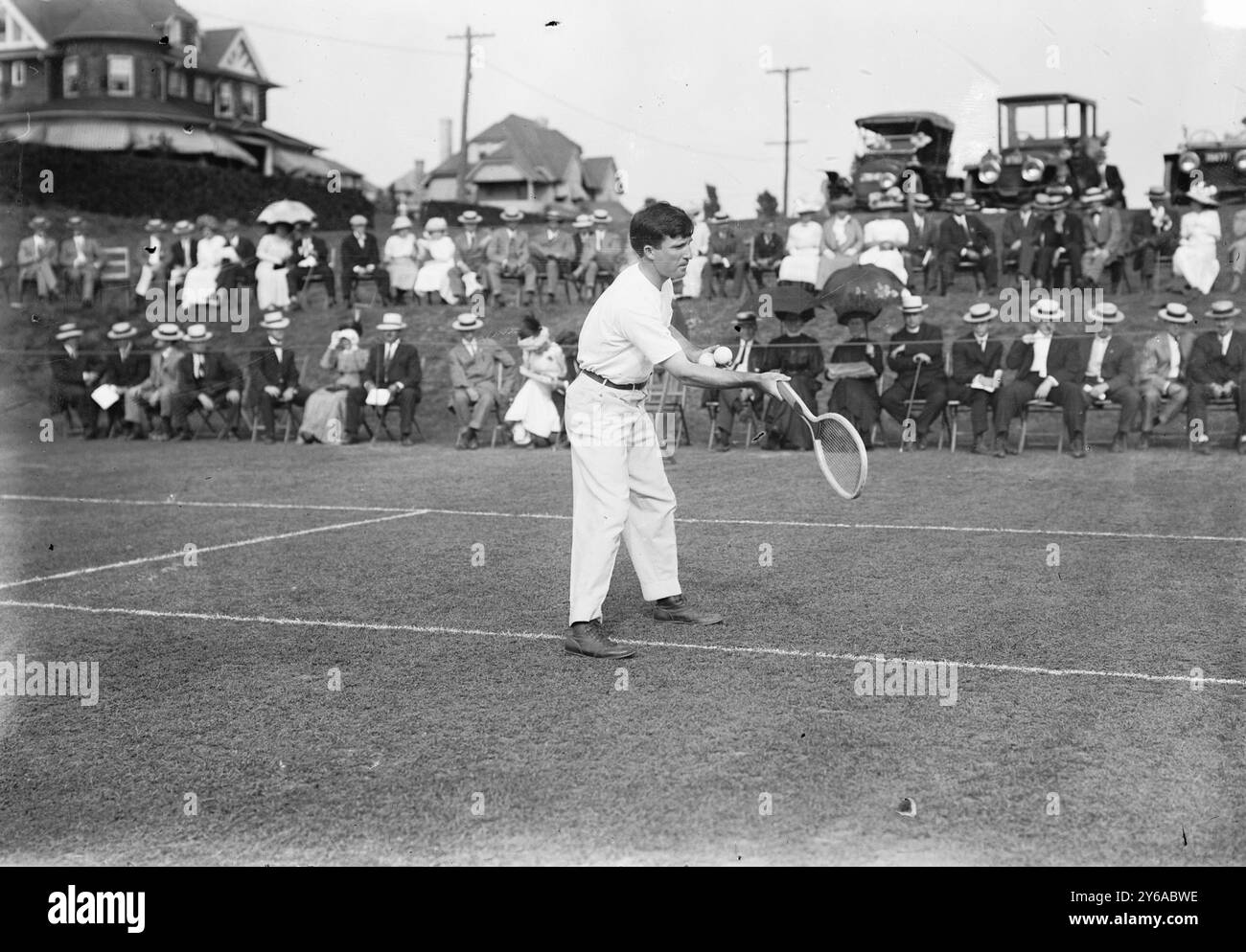 Bundy, Foto zeigt Tennisspieler Thomas Clark Bundy (1881-1945), der aus Los Angeles, Kalifornien, zwischen ca. 1910 und ca. 1915 stammte, Glasnegative, 1 negativ: Glas; 5 x 7 Zoll. Oder kleiner. Stockfoto