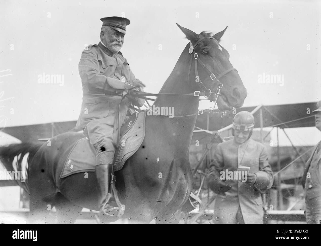 General Fred Grant, Foto zeigt Major General Frederick Dent Grant mit dem Piloten James J. ('Jimmie') Ward in New York vor dem Start des Hearst Transcontinental Flight, der von Governor's Island startete., 12. September 1911, Glasnegative, 1 negativ: Glas; 5 x 7 cm. Oder kleiner. Stockfoto