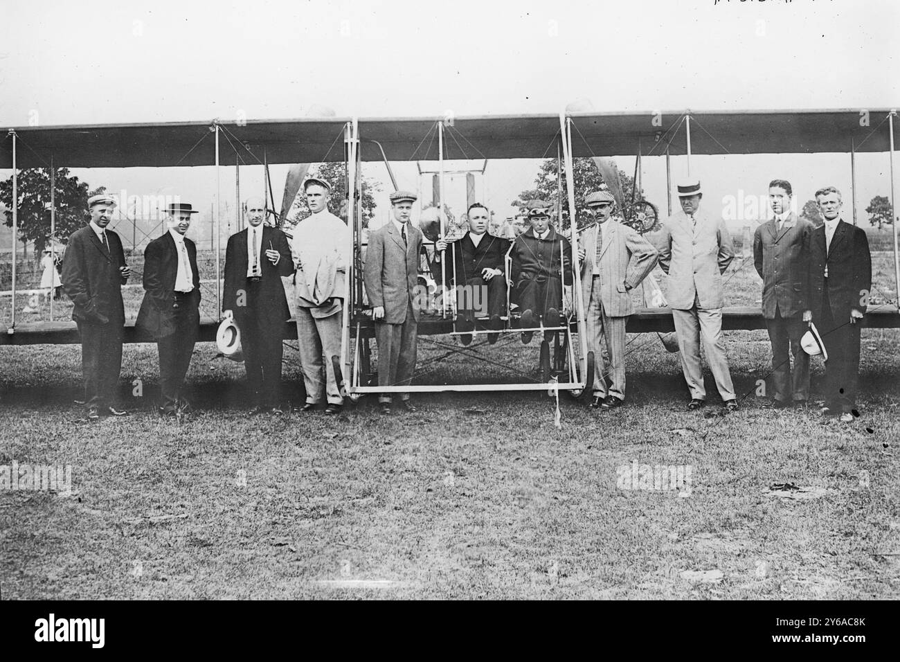 H. C. Lathrop, D.J. Burns, R.E. Nixon, R.P. Henderson, L.S. Französisch, W.F. Grundy, Bob Fowler, J.J. Cole, W.L. Colt, C.P. Henderson, und H.S. Stratton, Foto zeigt Homer C. Lathrop (Cole Motor Car Company), D.J. Burns, R.E. Nixon, R.P. Henderson (Cole Motor Car Company), L.S. French (Cole Motor Car Company), W.F. Grundy, Flieger Robert Grant 'Bob' Fowler, Joseph Jarret Cole (Cole Motor Car Company), W.L. Colt (Colt-Stratton Company), Car Company), Car (Colt (Colt (Colt-Stratton Company), Car Company), Car), C.L., C.L. Stockfoto