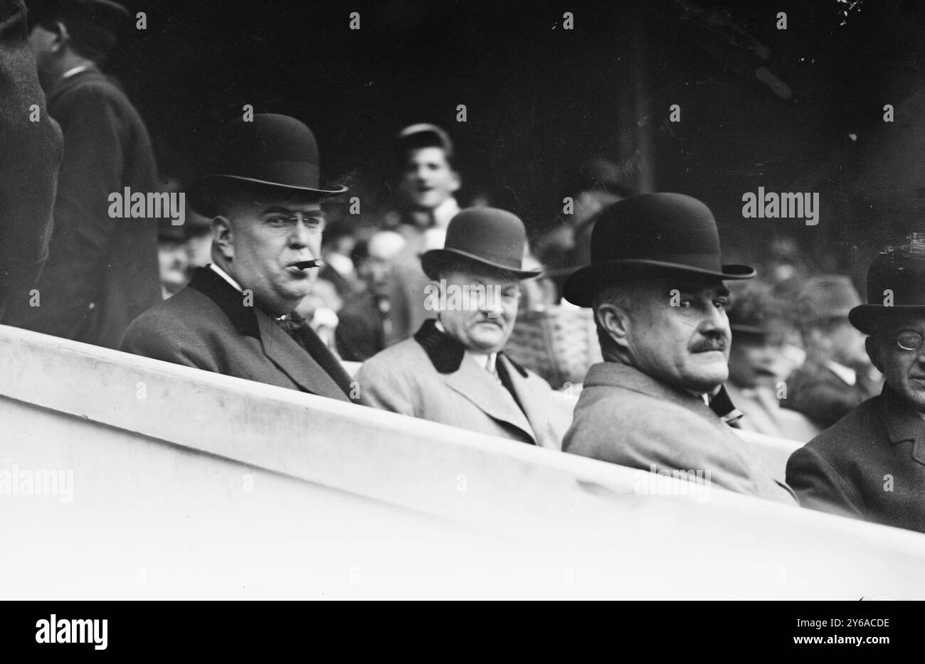 Ban Johnson, Garry Herrman, Thos. Lynch, World Series N.Y., 17. Oktober 1911, Glasnegative, 1 negativ: Glas; 5 x 7 Zoll Oder kleiner. Stockfoto