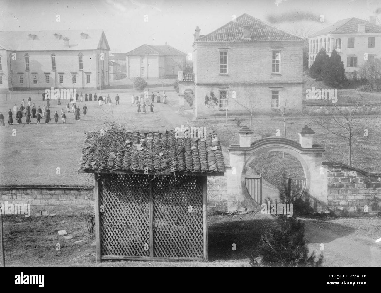 Wm. Nast College Playground - Kiukiang, Foto zeigt das Kiukiang Institut (Jiujiang, China), das von der Missionary Society of the Methodist Episcopal Church betrieben wurde., zwischen ca. 1910 und ca. 1915, Kiukiang, Glasnegative, 1 negativ: Glas; 5 x 7 cm. Oder kleiner. Stockfoto