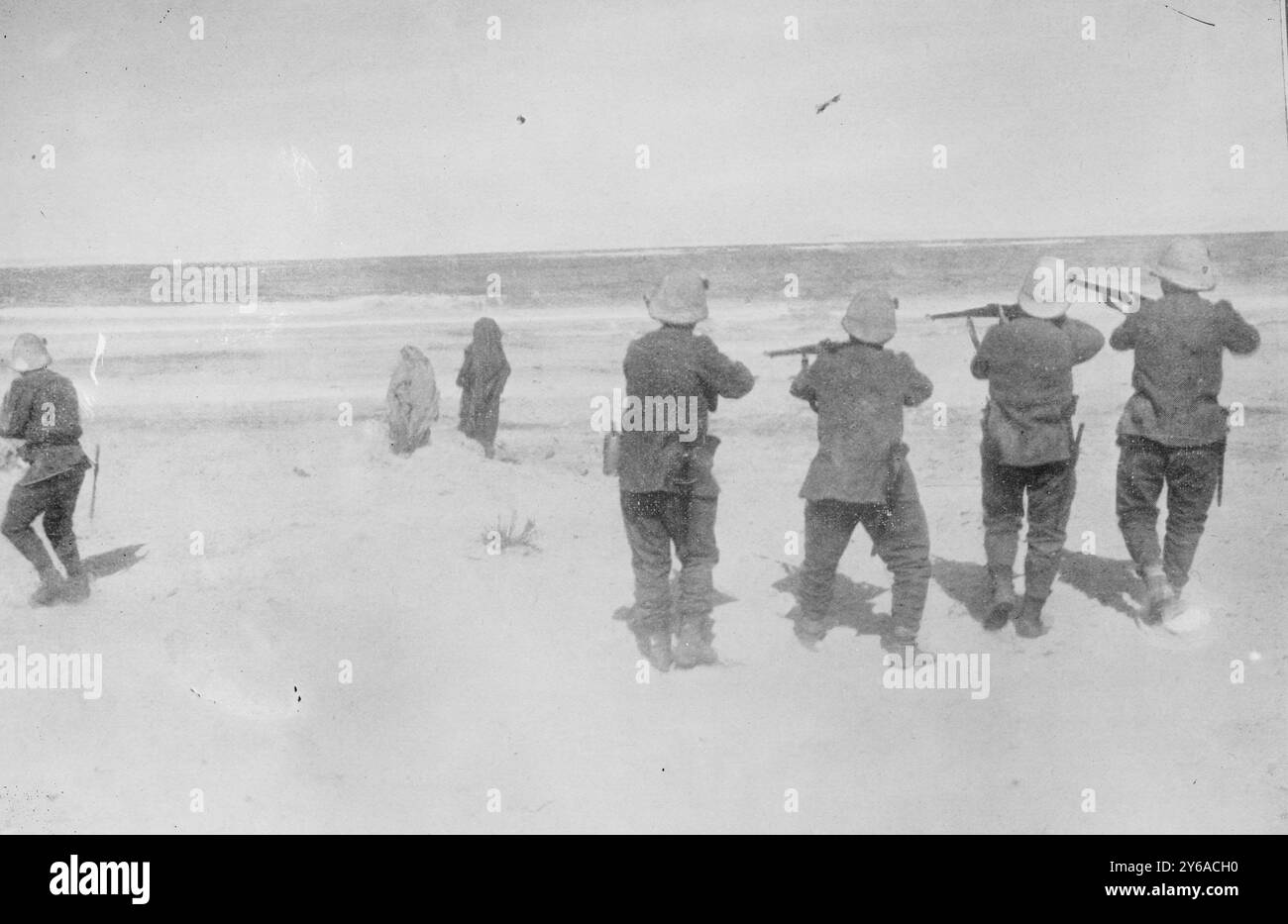 Hinrichtung zweier arabischer Spione in Tripolis, Foto zeigt italienische Soldaten, die während des Türkisch-Türkischen Krieges (italienisch-Türkisch-Krieg), der zwischen September 1911 und Oktober 1912 stattfand, Araber an einem Strand hingerichtet haben., 1911 oder 1912, Tripolis, Glasnegative, 1 negativ: Glas; 5 x 7 Zoll Oder kleiner. Stockfoto