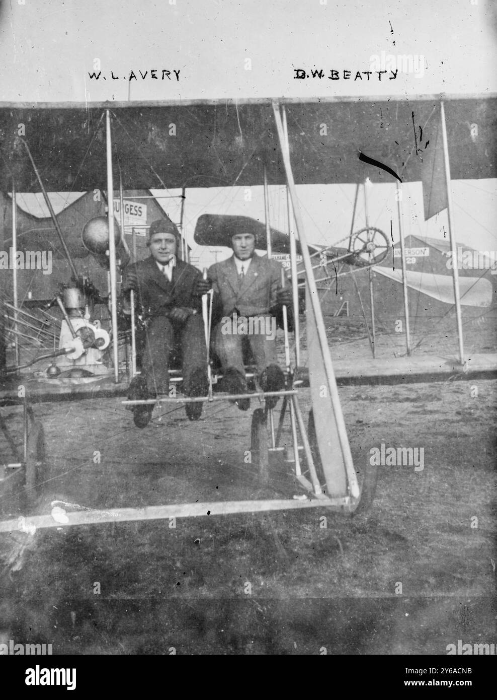 W.L. Avery und D.W. Beatty, Foto zeigt W.L. Avery und George Beatty, Aero Club of America Pilot Nr. 41 in einem Flugzeugtyp Burgess auf dem Nassau Boulevard Aerodome, Long Island, New York., 4. August 1911, Glass negative, 1 negativ: Glas; 5 x 7 Zoll Oder kleiner. Stockfoto