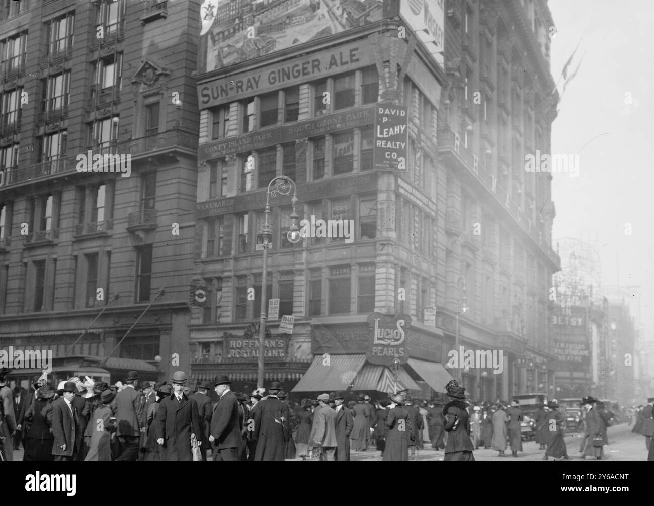 Million Dollar Corner, 34th und Broadway, zwischen ca. 1910 und ca. 1915, Glasnegative, 1 negativ: Glas; 5 x 7 Zoll Oder kleiner. Stockfoto