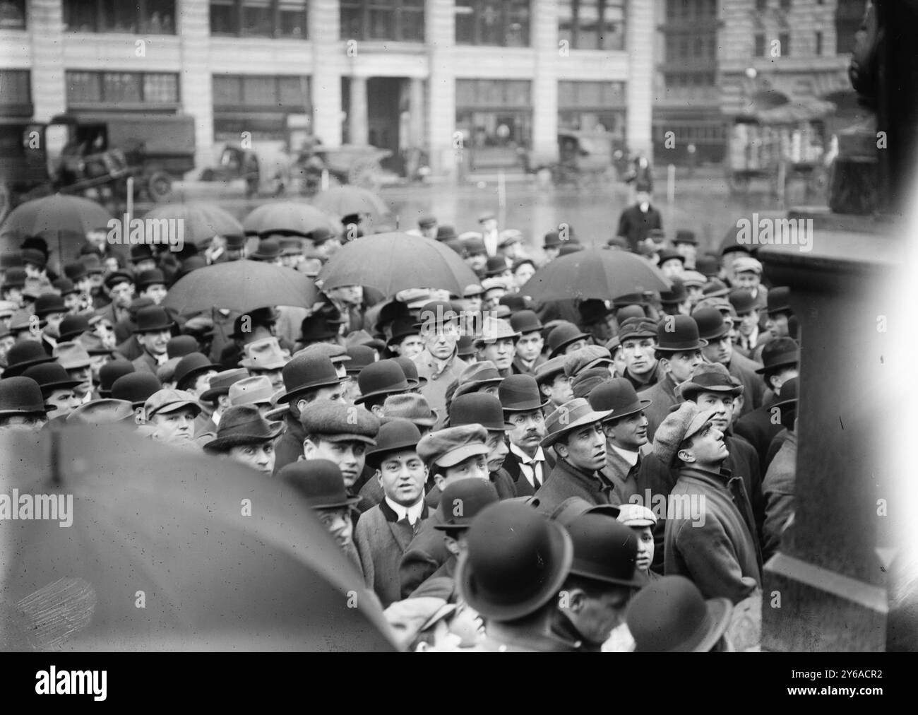 N.Y. - Lawrence Streik Meeting, Foto zeigt eine Gruppe von Männern, die sich im Freien versammelt haben, wahrscheinlich in New York City, um über den Streik der Textilfabrik in Lawrence, MA., 1912?, Glass negative, 1 negativ: Glass; 5 x 7 Zoll Oder kleiner. Stockfoto