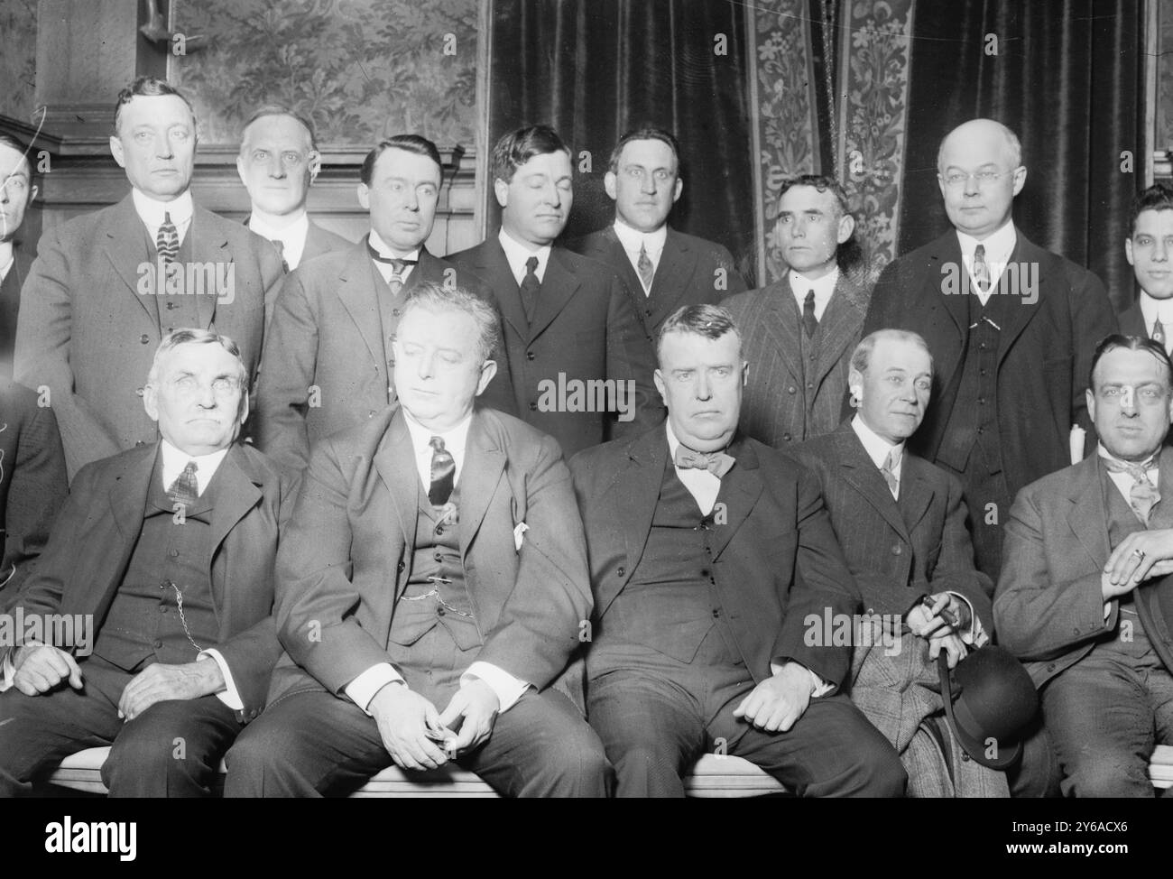 Baseballbesitzer der American League (Baseball), Foto zeigt Baseballmanager der American League, einschließlich Präsident der American League Byron Bancroft 'Ban' Johnson (1864–1931), der auf dem dritten Platz von links sitzt., 15. Dezember 1911, Baseball, Glass negative, 1 negativ: Glass; 5 x 7 Zoll Oder kleiner. Stockfoto