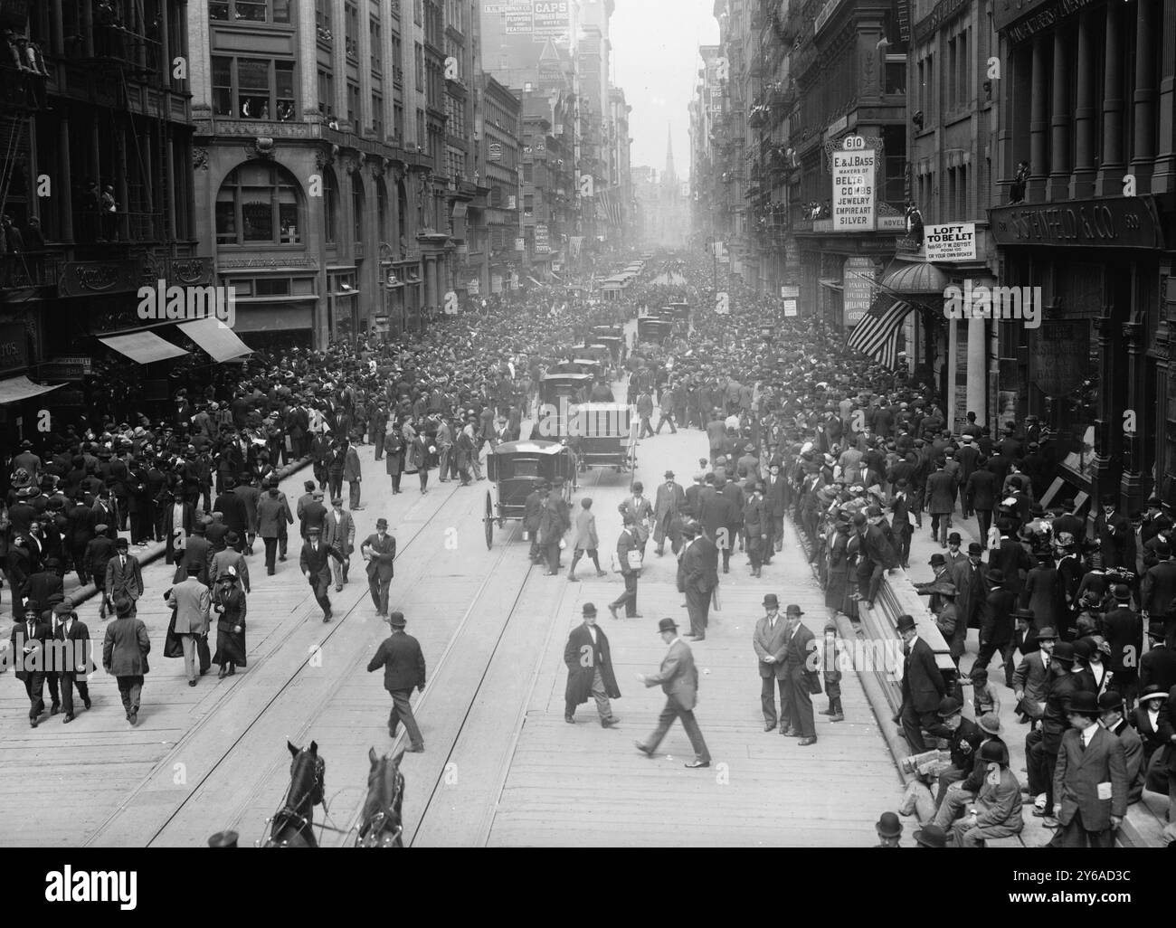 Grant Funeral, Foto zeigt Beerdigungsprozession am 26. April 1912 für Major General Frederick Dent Grant (1850–1912), Sohn von Präsident Ulysses S. Grant, ehemaliger New York City Police Commissioner und Kommandant der Eastern Division der US Army., 26. April 1912, Glasnegative, 1 negativ: Glas; 5 x 7 cm. Oder kleiner. Stockfoto