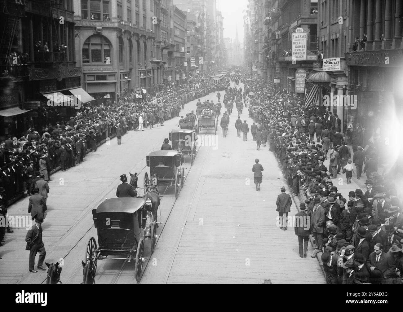 Grant Funeral, Foto zeigt Beerdigungsprozession am 26. April 1912 für Major General Frederick Dent Grant (1850–1912), Sohn von Präsident Ulysses S. Grant, ehemaliger New York City Police Commissioner und Kommandant der Eastern Division der US Army., 26. April 1912, Glasnegative, 1 negativ: Glas; 5 x 7 cm. Oder kleiner. Stockfoto