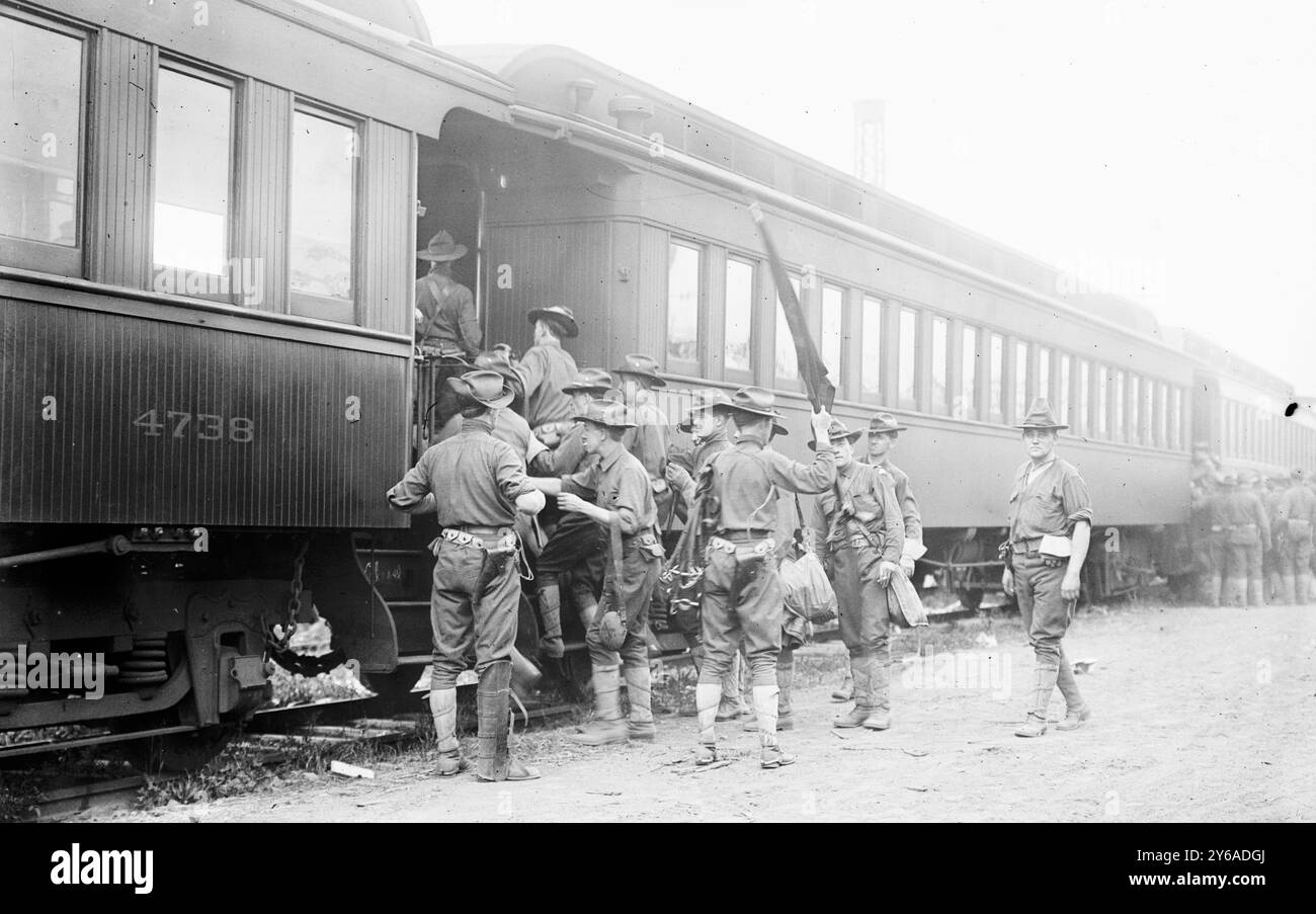Batterie A - Feldartillerie, die zum Kriegsspiel aufbricht, Foto zeigt amerikanische Soldaten, die einen Zug besteigen, um zu Kriegsspielen zu fahren, während des Ersten Weltkriegs, zwischen ca. 1910 und ca. 1915, Weltkrieg, 1914-1918, Glasnegative, 1 negativ: Glas; 5 x 7 Zoll Oder kleiner. Stockfoto