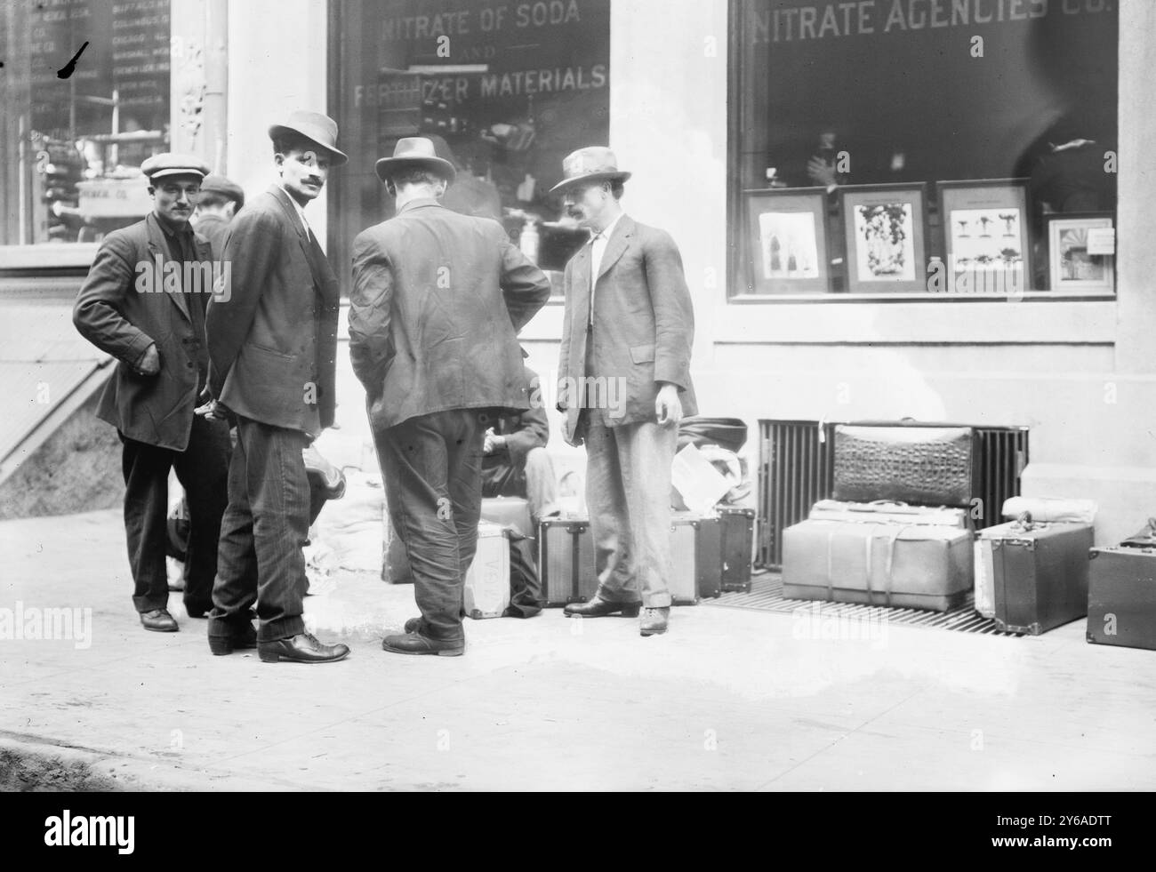 Ready to Return for Balkan war, Foto aufgenommen, als griechische Einwanderer New York City verließen, um in ihr Land zurückzukehren und im Ersten Balkankrieg zu kämpfen, der im Oktober 1912 begann., 1912. Oktober, Glasnegative, 1 negativ: Glas; 5 x 7 cm. Oder kleiner. Stockfoto