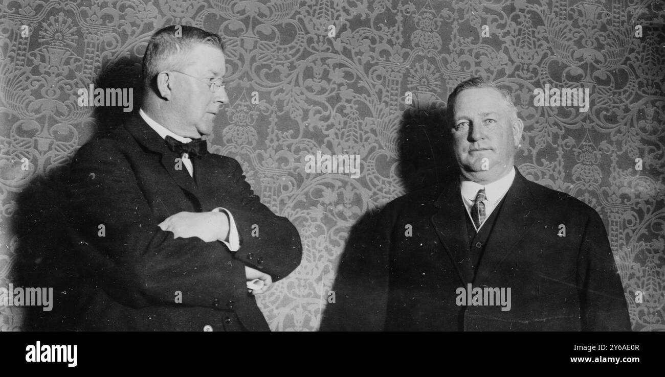 Murphy und W.H. Fitzpatrick, Foto zeigt den Politiker Charles Francis 'Silent Charlie' Murphy (1858–1924), der von 1902 bis 1924 Leiter der Tammany Hall in New York City war, zwischen 1910 und 1915, Glasnegative, 1 negativ: Glas; 5 x 7 Zoll. Oder kleiner. Stockfoto