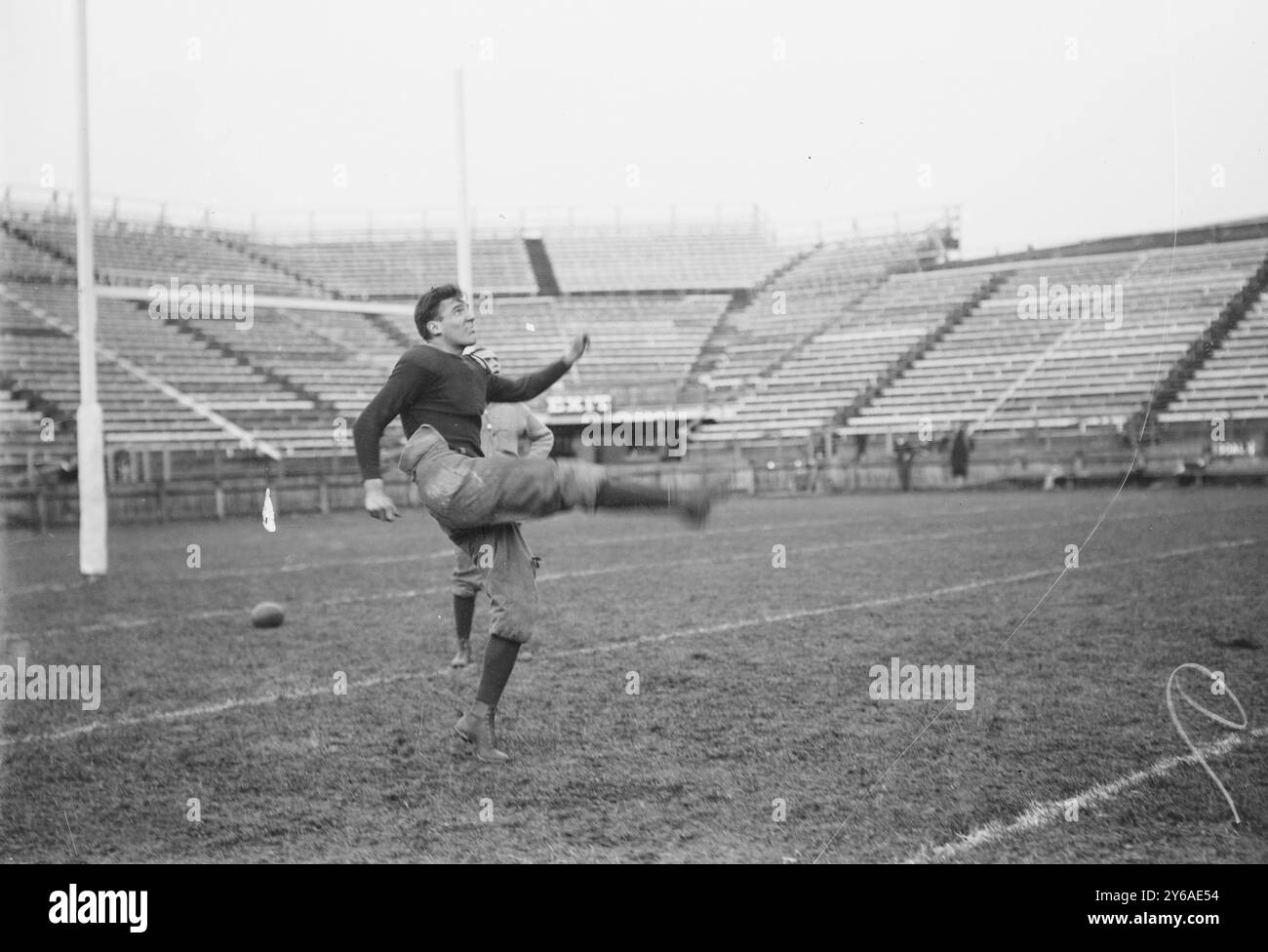 Otis Love Guernsey, Fußballspieler und Squash-Tennis-Spieler an der Yale University, 15. November 1915, Football, Glass negative, 1 negativ: Glass; 5 x 7 Zoll Oder kleiner. Stockfoto