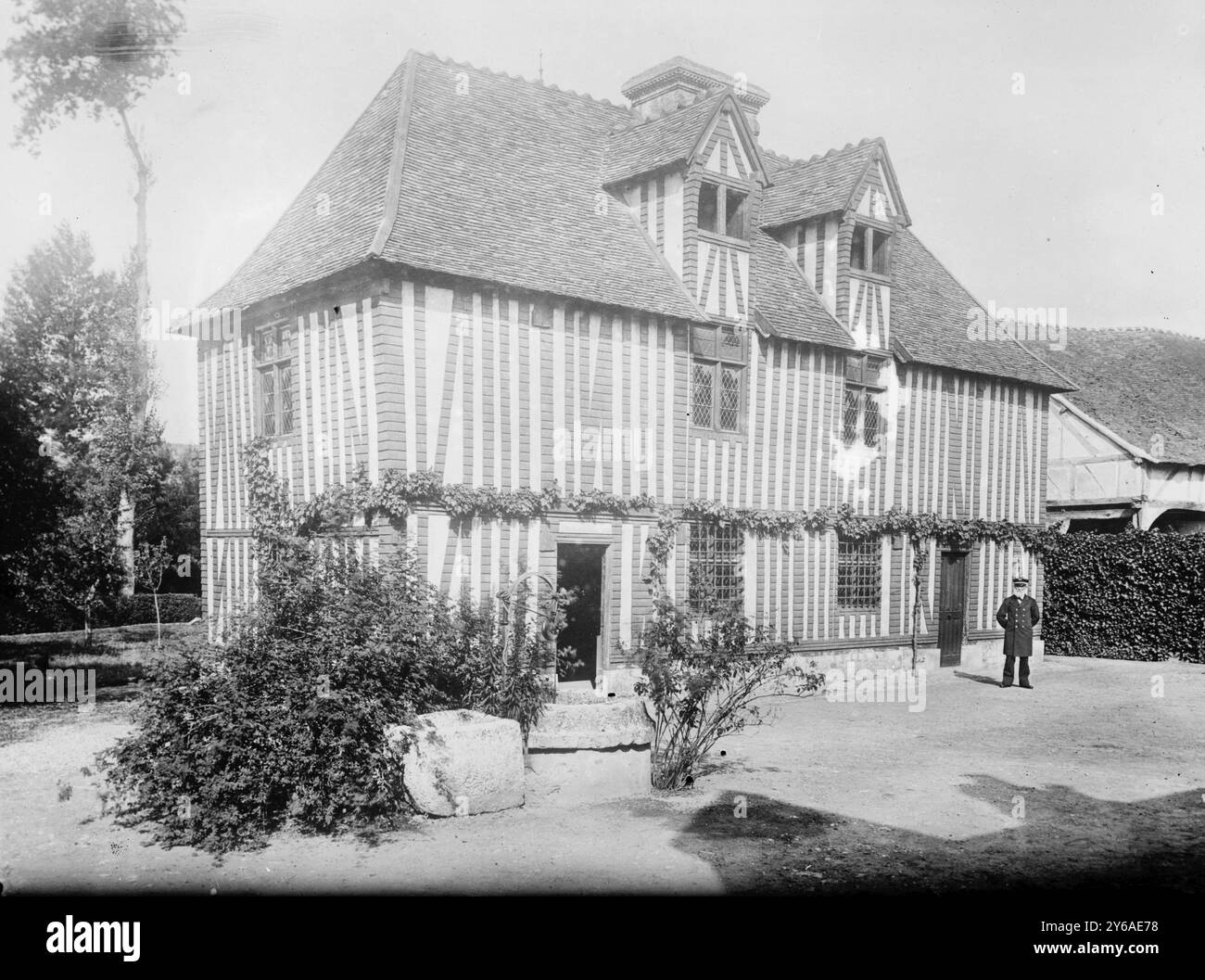Corneilles Haus, Rouen, Foto zeigt Haus in Verbindung mit dem französischen Dramatiker Pierre Corneille (1606–1684) in Petit Couronne, Frankreich, bei Rouen. Es wurde 1879 ein Museum, zwischen ca. 1910 und ca. 1915, Glasnegative, 1 negativ: Glas; 5 x 7 Zoll. Oder kleiner. Stockfoto
