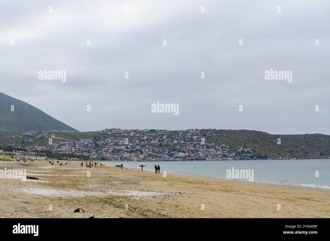 Menschen, die am Nachmittag in playa Guanaqueros in der Nähe von Coquimbo, Nord-Chile, spazieren gehen Stockfoto