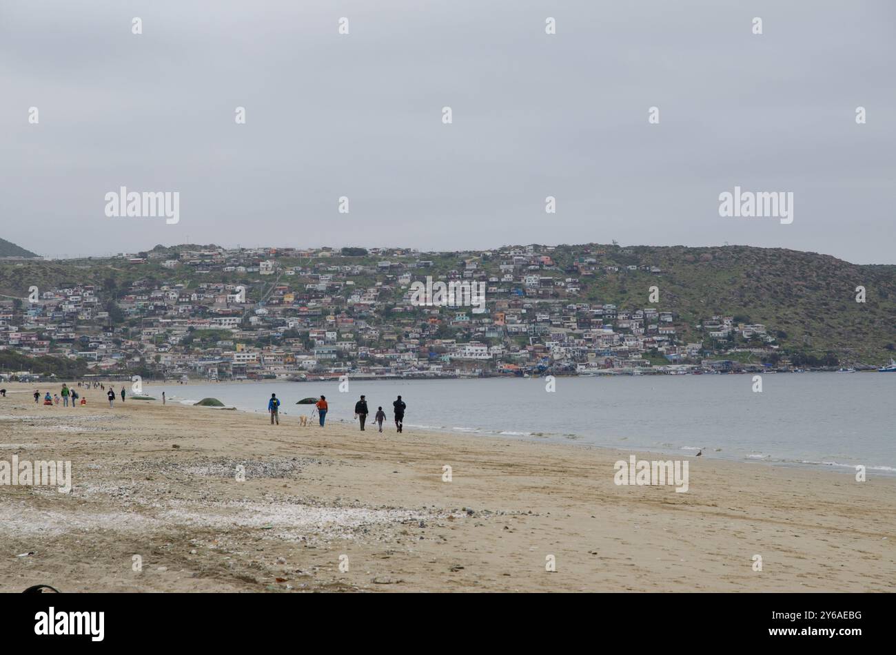 Menschen, die am Nachmittag in playa Guanaqueros in der Nähe von Coquimbo, Nord-Chile, spazieren gehen Stockfoto