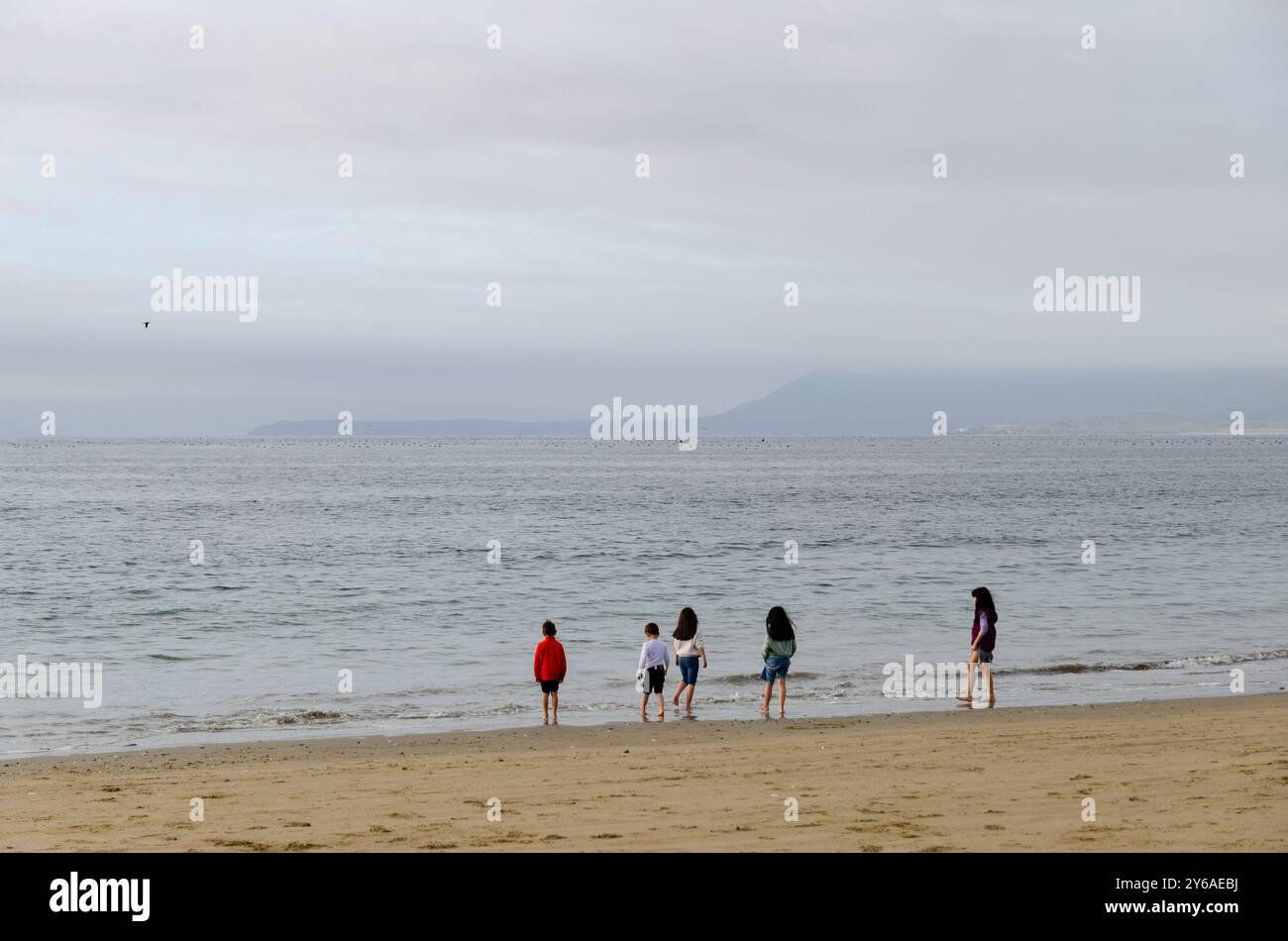 Kinder spielen am Guanaqueros Beach (Tongoy) in der Nähe von Coquimbo, Nord-Chile Stockfoto