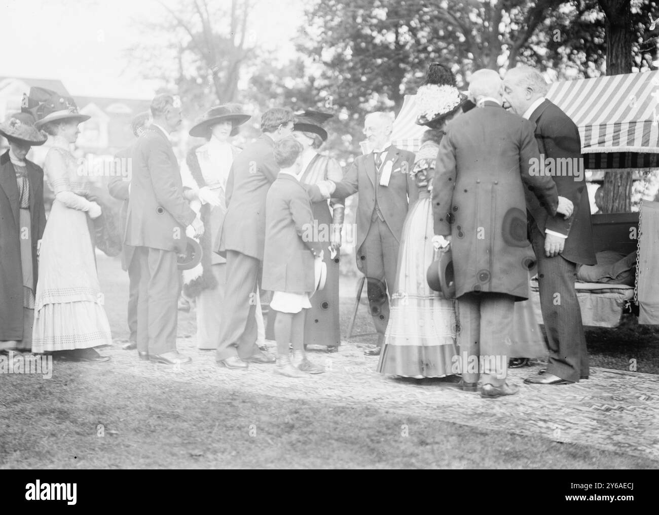 O. Straus, Empfang bei Cochran, d. h. Cockran, Foto zeigt Oscar Straus (1850-1926), Kandidat der Bull Moose Partei für den Gouverneur von New York 1912 im Landhaus des Politikers William Bourke Cockran (1854-1923), Port Washington, Long Island, New York State., 28. September 1912, Glasnegative, 1 negativ: Glas; 5 x 7 Zoll Oder kleiner. Stockfoto