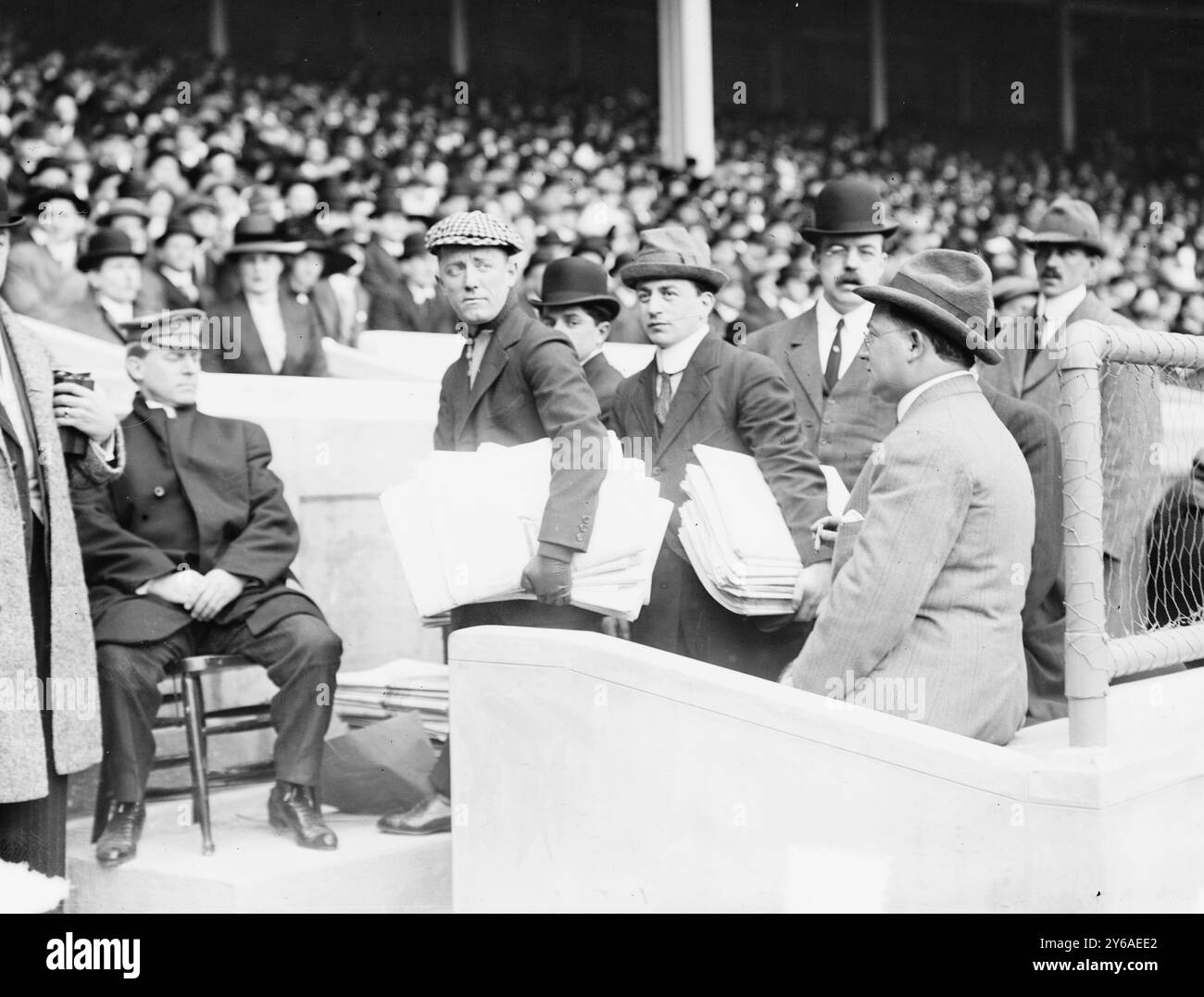 Geo Cohan bei TITANIC Game, Foto zeigt George M. Cohan beim Baseballspiel, um Geld für die Überlebenden der RMS Titanic Disaster zu sammeln, Polo Grounds, New York City., 21. April 1912, Glass negative, 1 negativ: Glas; 5 x 7 Zoll Oder kleiner. Stockfoto