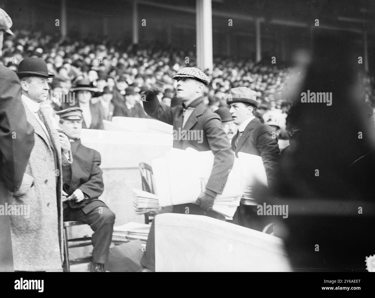 Geo Cohan bei TITANIC Game, Foto zeigt George M. Cohan beim Baseballspiel, um Spenden für Überlebende der RMS Titanic Disaster zu sammeln, Polo Grounds, New York City., 21. April 1912, Glass negative, 1 negativ: Glas; 5 x 7 Zoll Oder kleiner. Stockfoto