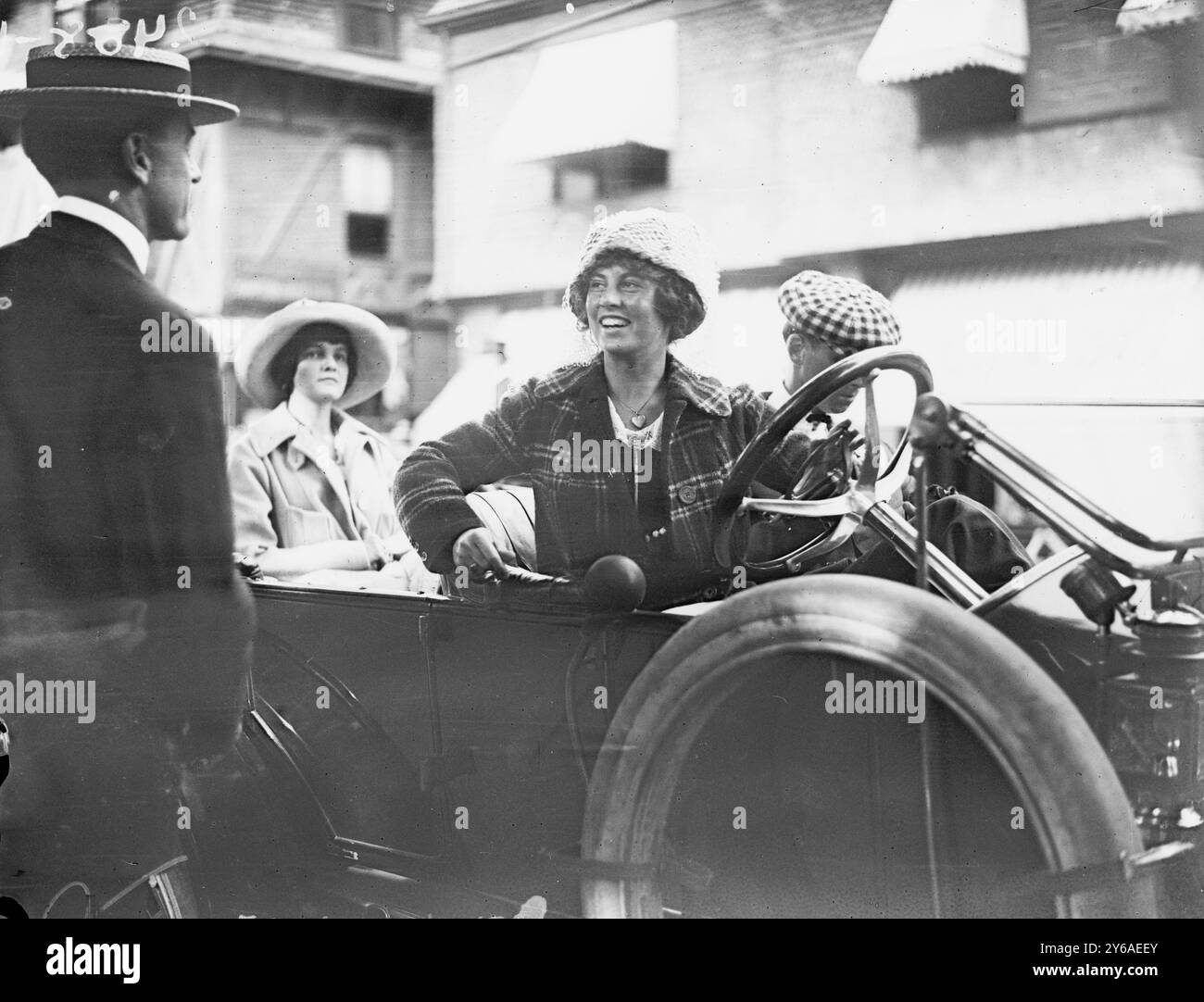 Frances Noyes, Foto zeigt wahrscheinlich Frances Noyes Hart (1890–1943), die 1920 ihr erstes Buch über ihre Erfahrungen als Krankenwagenfahrerin im Ersten Weltkrieg veröffentlichte, zwischen 1910 und 1920 Glass negative, 1 negative: Glass; 5 x 7 Zoll. Oder kleiner. Stockfoto