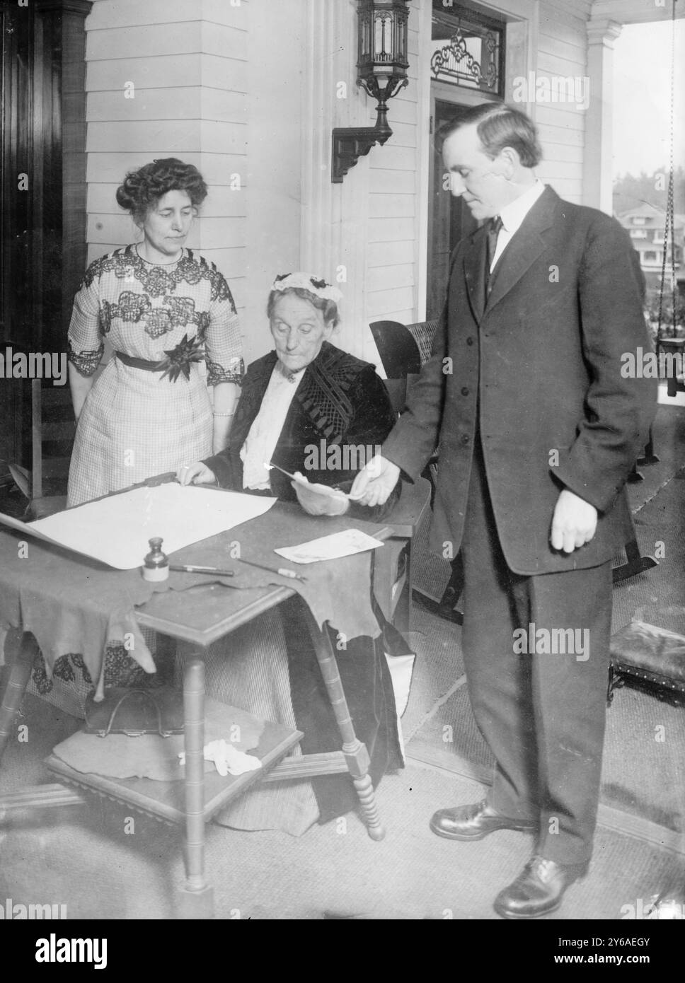 Mrs. Coe, Mrs. Duniway, Gouverneur West, Foto zeigt Abigail Scott Duniway, die am 30. November 1912 Oregon's EQUAL Suffrage Proklamation unterzeichnet, während Gouverneur Oswald West und Viola M. Coe sich anschauen. Zwischen ca. 1910 und ca. 1915, Glass negative, 1 negativ: Glass; 5 x 7 Zoll. Oder kleiner. Stockfoto