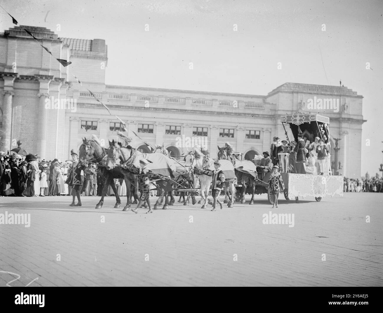 Knights of Columbus 'Columbus Before the King' schweben bei der Einweihungszeremonie des Columbus Fountain, Union Station, Washington, D.C., Juni 8,1912. zwischen ca. 1910 und ca. 1915 in Washington, D. C, Glasnegative, 1 negativ: Glas; 5 x 7 Zoll Oder kleiner. Stockfoto