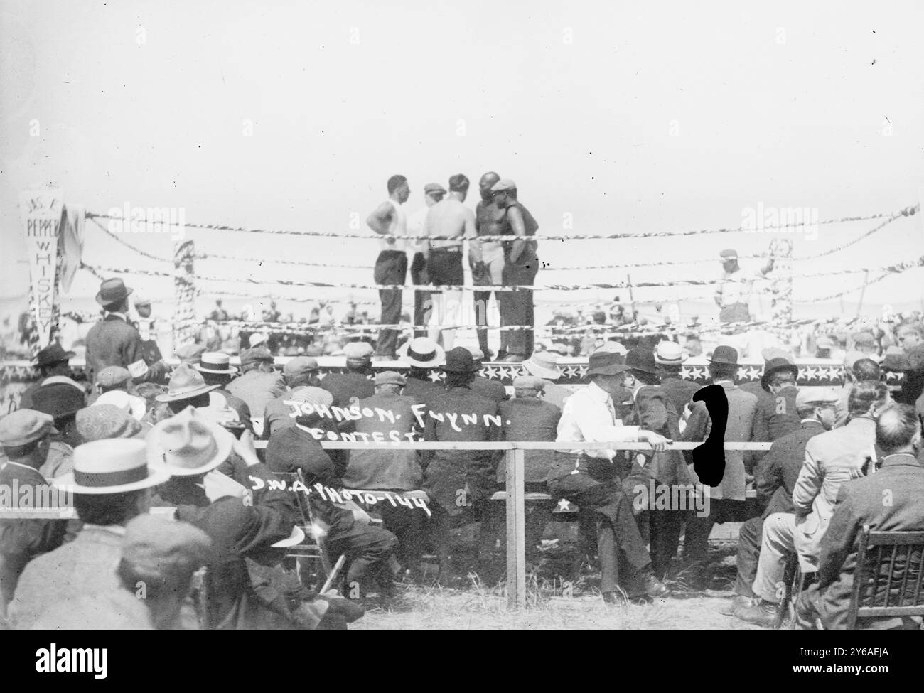 Johnson - Flynn Contest, Foto zeigt die Boxer Jack Johnson (1878-1946) und Jim Flynn (1879-1935) (* Andrew Chiariglione) im Ring in Las Vegas, New Mexico, 4. Juli 1912., 1912. Juli 4. Glasnegative, 1 negativ: Glas; 5 x 7 Zoll Oder kleiner. Stockfoto