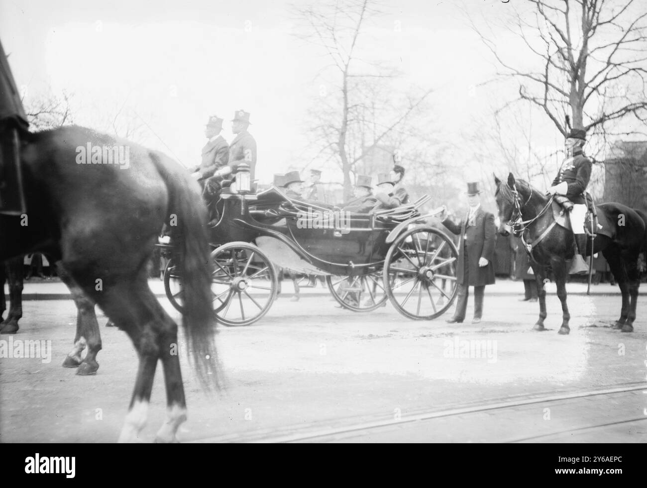 Taft und Wilson gehen zum Kapitol, Foto zeigt Präsident William Howard Taft in Kutsche mit Woodrow Wilson, auf dem Weg zur Amtseinführung Wilsons als Präsident der Vereinigten Staaten im Kapitol in Washington, D.C., 4. März 1913., Glass negative, 1 negative: Glass; 5 x 7 Zoll Oder kleiner. Stockfoto