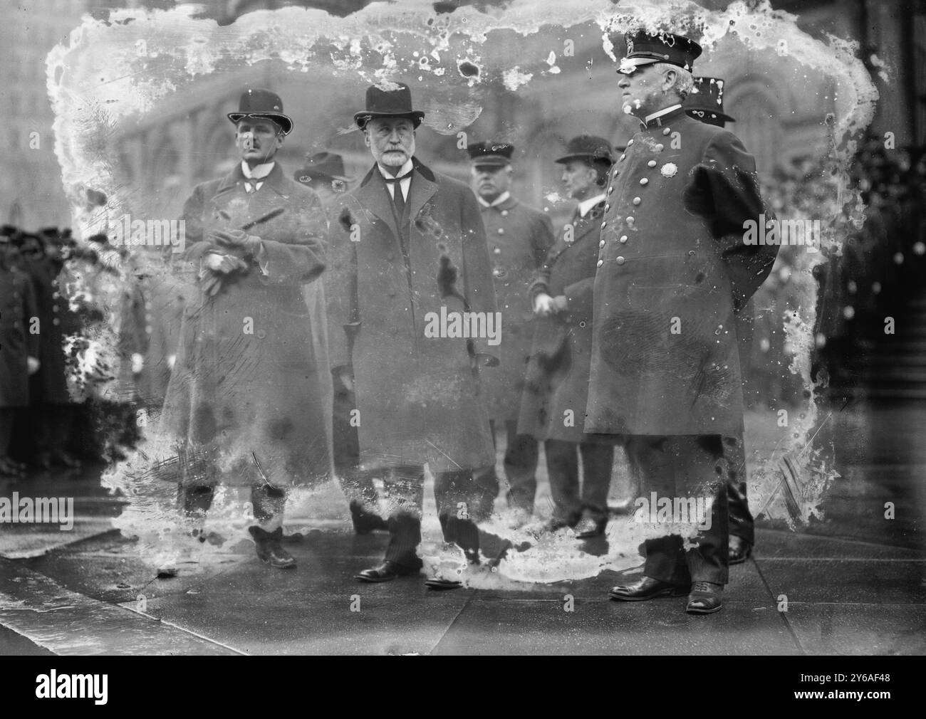 Fire com'r Johnson, Gaynor, Lieut. Kennel, Foto zeigt New York City Fire Commissioner Joseph Johnson Jr. mit New York City Bürgermeister William Jay Gaynor (1849-1913) und Lt. Kennel., zwischen ca. 1910 und ca. 1915, Glasnegative, 1 negativ: Glas; 5 x 7 Zoll Oder kleiner. Stockfoto