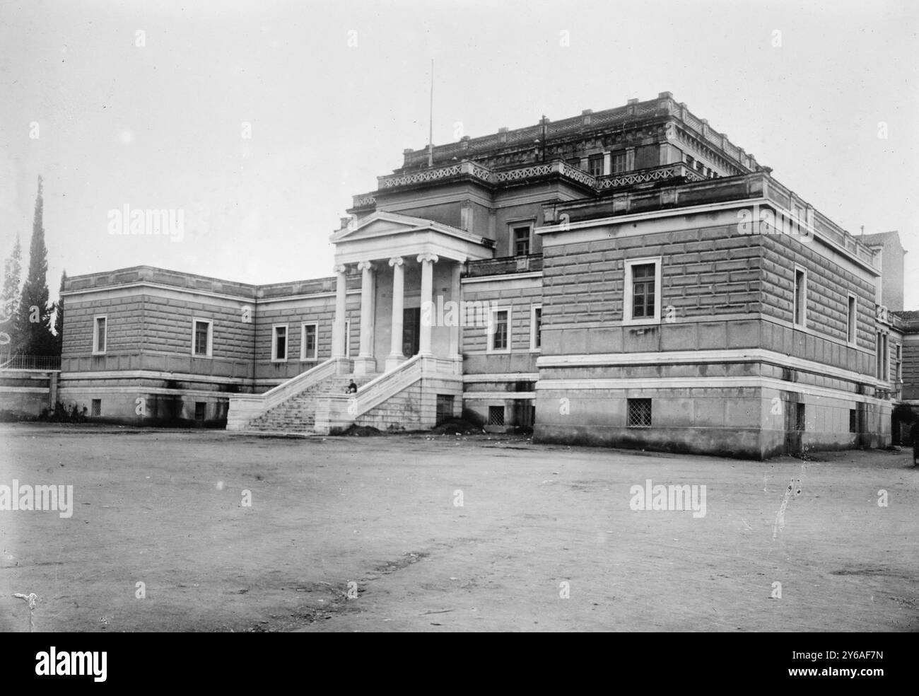 Parlamentsgebäude, Athen, Foto zeigt das alte Parlamentsgebäude, das von 1875 bis 1935 dem griechischen Parlament diente, in der Stadiou Straße 11 in Athen, Griechenland. Das Gebäude ist derzeit das National Historical Museum., 15. Oktober 1912, Glasnegative, 1 negativ: Glas; 5 x 7 cm. Oder kleiner. Stockfoto