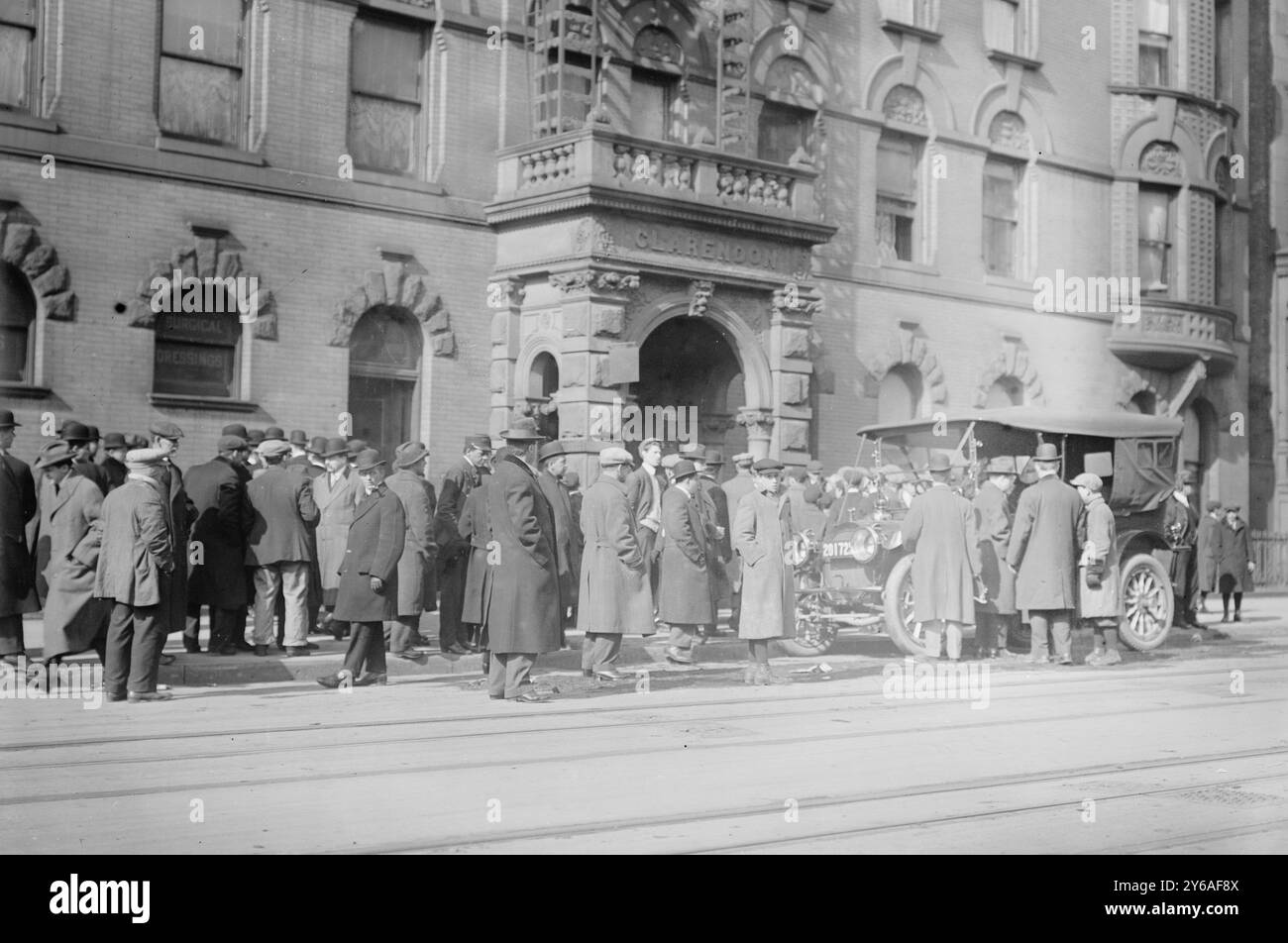 Vor Captain Walshs Foto zeigt die Grand Jury Mitglieder, die sich vor dem Haus von Captain Thomas W. Walsh in der 1958 Madison Avenue, New York City, versammelt haben. Die Grand Jury untersuchte einen Fall eines Polizeitransplantationssystems, zwischen ca. 1910 und ca. 1915, Glas-negative, 1 negativ: Glas; 5 x 7 Zoll. Oder kleiner. Stockfoto