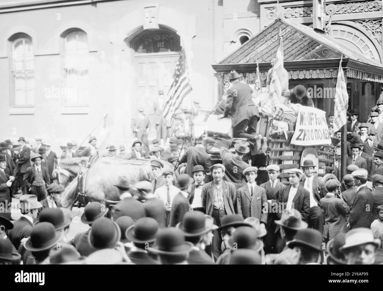 Griechen, N.Y. - Going Back to Fight, Foto aufgenommen, als griechische Einwanderer New York City verließen, um in ihr Land zurückzukehren und im Ersten Balkankrieg zu kämpfen, der im Oktober 1912 begann., 1912 Okt., Glasnegative, 1 negativ: Glas; 5 x 7 Zoll. Oder kleiner. Stockfoto