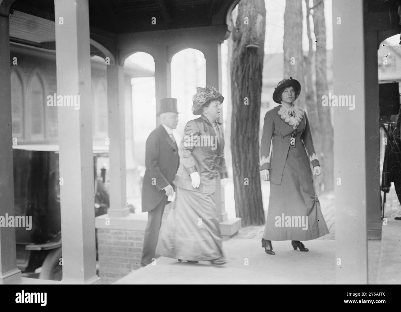 G.B. Cortelyou, Ehefrau & Tochter, Foto zeigt Finanzminister George Bruce Cortelyou (1862-1940) mit seiner Frau und Tochter bei der Hochzeit von Präsident Theodore Roosevelts Tochter Ethel Carow Roosevelt (1891-1977) mit Dr. Richard Derby am 4. April 1913 in Oyster Bay, Long Island, New York. 4. April 1913, Glasnegative, 1 negativ: Glas; 5 x 7 Zoll Oder kleiner. Stockfoto