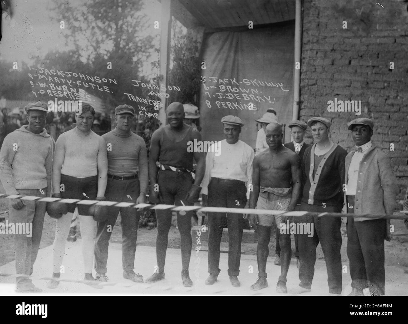 Jack Johnson und Trainer im Camp: Marty Cutle, W. Burns, C. Respress, Jack Skully, J. Debray, Perkins, zwischen ca. 1910 und ca. 1915, Glasnegative, 1 negativ: Glas; 5 x 7 Zoll Oder kleiner. Stockfoto