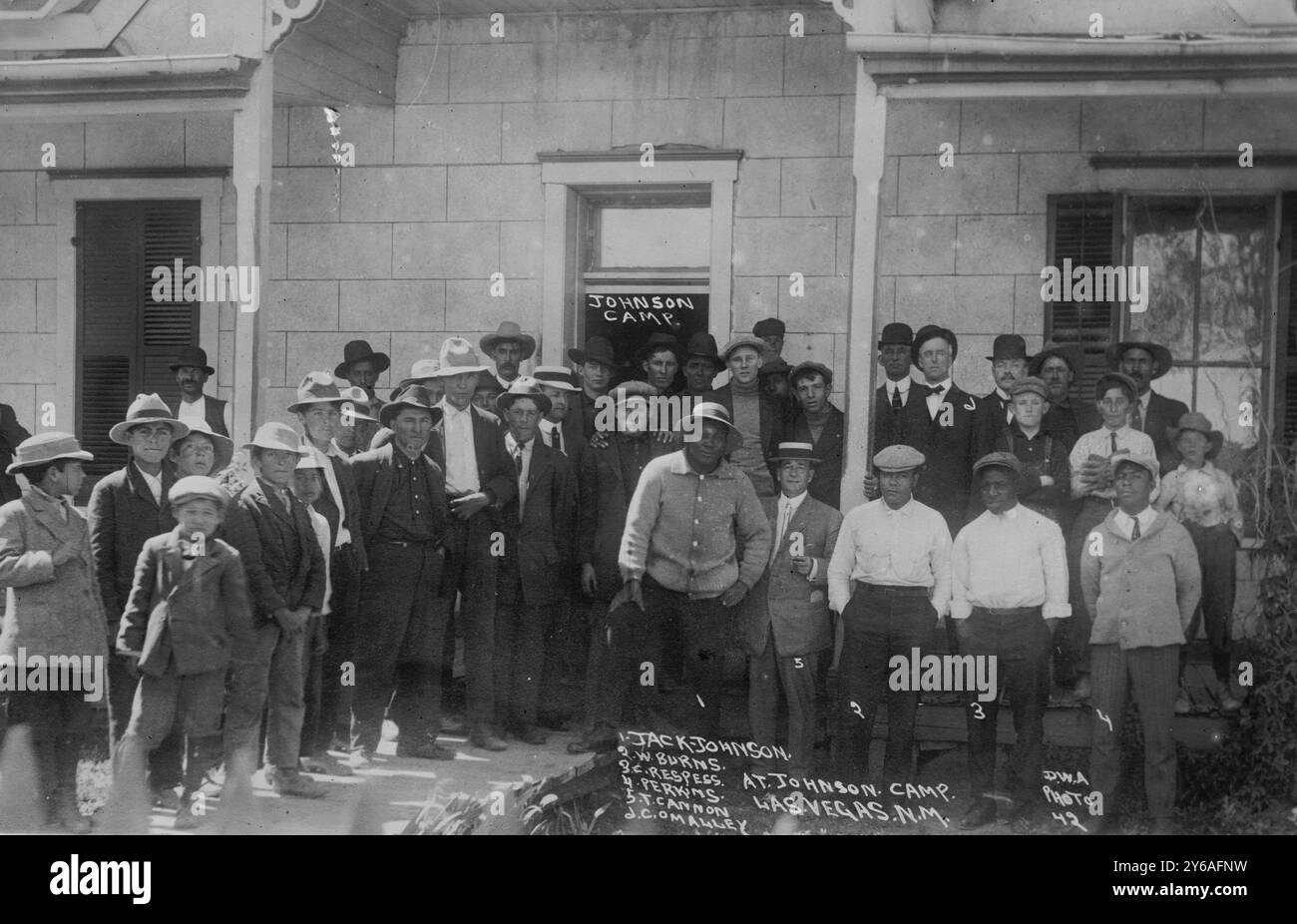 Jack Johnson Camp: W. Burns, C. Respress, Perkins, T. Cannon, C. O' Malley, zwischen ca. 1910 und ca. 1915, Glasnegative, 1 negativ: Glas; 5 x 7 Zoll Oder kleiner. Stockfoto