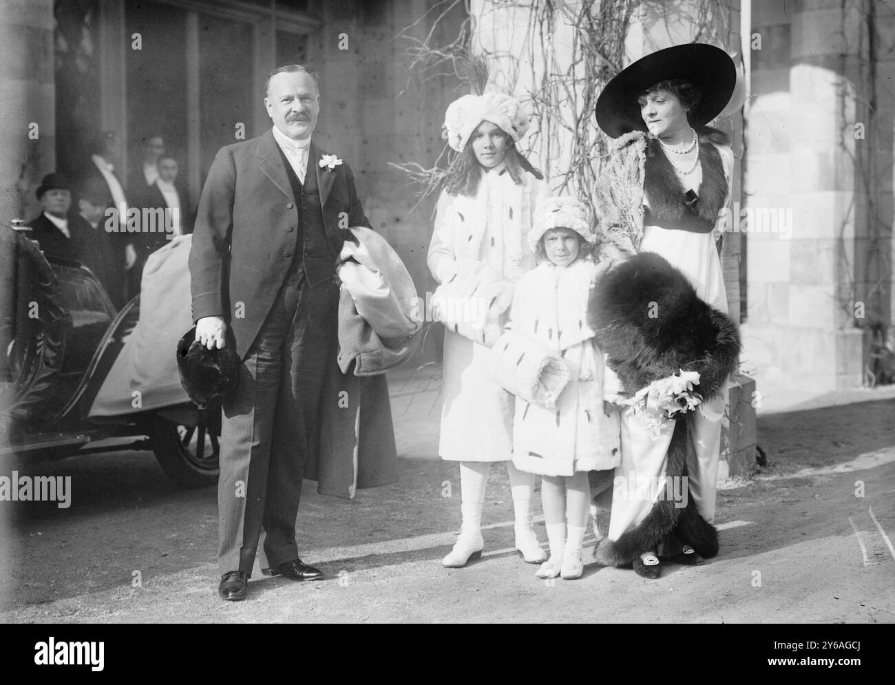 Geo Gould & Familie bei Helens Hochzeit, Foto zeigt Gäste bei der Hochzeit von Helen Miller Gould (1868-1938) mit Finley Johnson Shepard, darunter (von links nach rechts) ihr Bruder Eisenbahnmagnat George Jay Gould (1864-1923), Gloria Gould Bischof Barker (1906-1943), Edith Catherine Gould Wainwright MacNeal (1902?-1937) und Edith M. Kingdon (1864-1913 1921), 22. Januar 1913; negativ, 22. Oder kleiner. Stockfoto