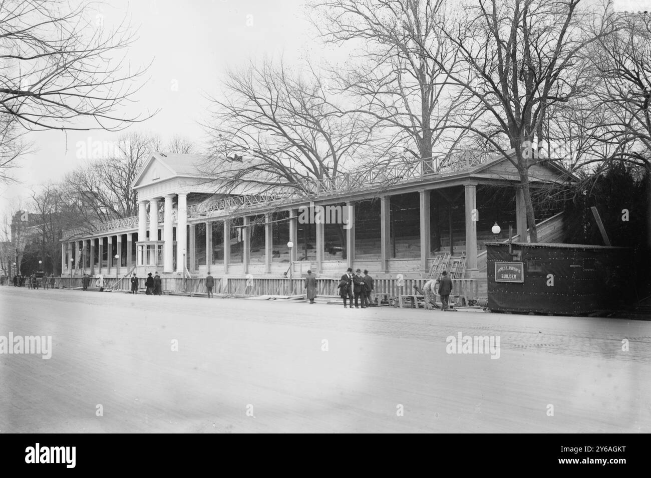 Pres't's Rezension Stand, Weißes Haus, Foto zeigt den Präsidentenrezensionsstand für die Einweihung von Woodrow Wilson am 4. März 1913, 22. Februar 1913, Glasnegative, 1 negativ: Glas; 5 x 7 Zoll Oder kleiner. Stockfoto Pres't's Rezension Stand, Weißes Haus, Foto zeigt den Präsidentenrezensionsstand für die Einweihung von Woodrow Wilson am 4. März 1913, 22. Februar 1913, Glasnegative, 1 negativ: Glas; 5 x 7 Zoll Oder kleiner. Stockfoto