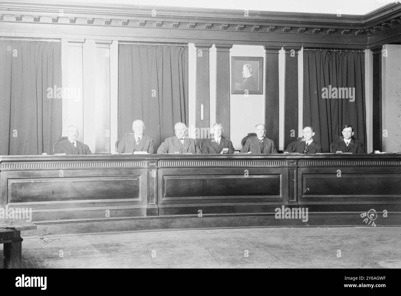 Interstate Commerce com'n, Meyer, Harlan, Clements, Clark, Prouty, McChord, Marble, Foto zeigt Mitglieder der Interstate Commerce Commission, darunter: Balthasar Henry Meyer (1866–1954), James S. Harlan (1861–1927), Judson Claudius Clements (1846–1917), Edgar Erastus Clark, Charles A. Prouty, Charles C. McChord und John Hobart Marble., 3. März 1913, Glasnegative, 1 negativ: Glas; 5 x 7 Zoll. Oder kleiner. Stockfoto