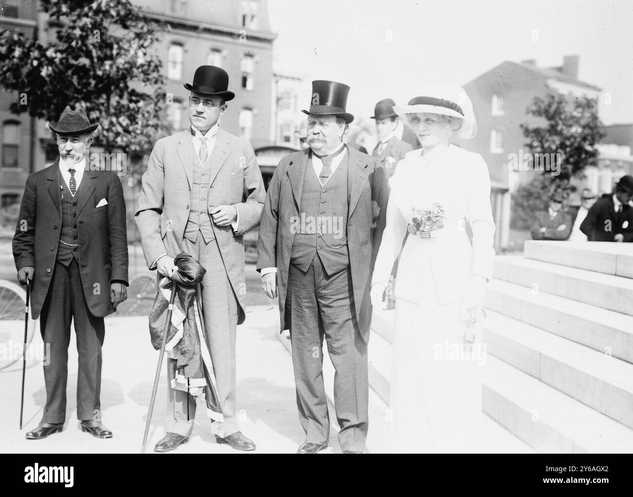 Dr. Cook Adams, John Barrett, Sir Geo Das Foto zeigt den australischen Politiker Sir George Houstoun Reid (1845–1918), Lady Reid und den amerikanischen Diplomaten John Barrett (1866–1938). Mit ihnen könnte George Cooke Adams aus Chicago und ehemals Australien sein., ca. 1912, Glasnegative, 1 negativ: Glas; 5 x 7 Zoll. Oder kleiner. Stockfoto