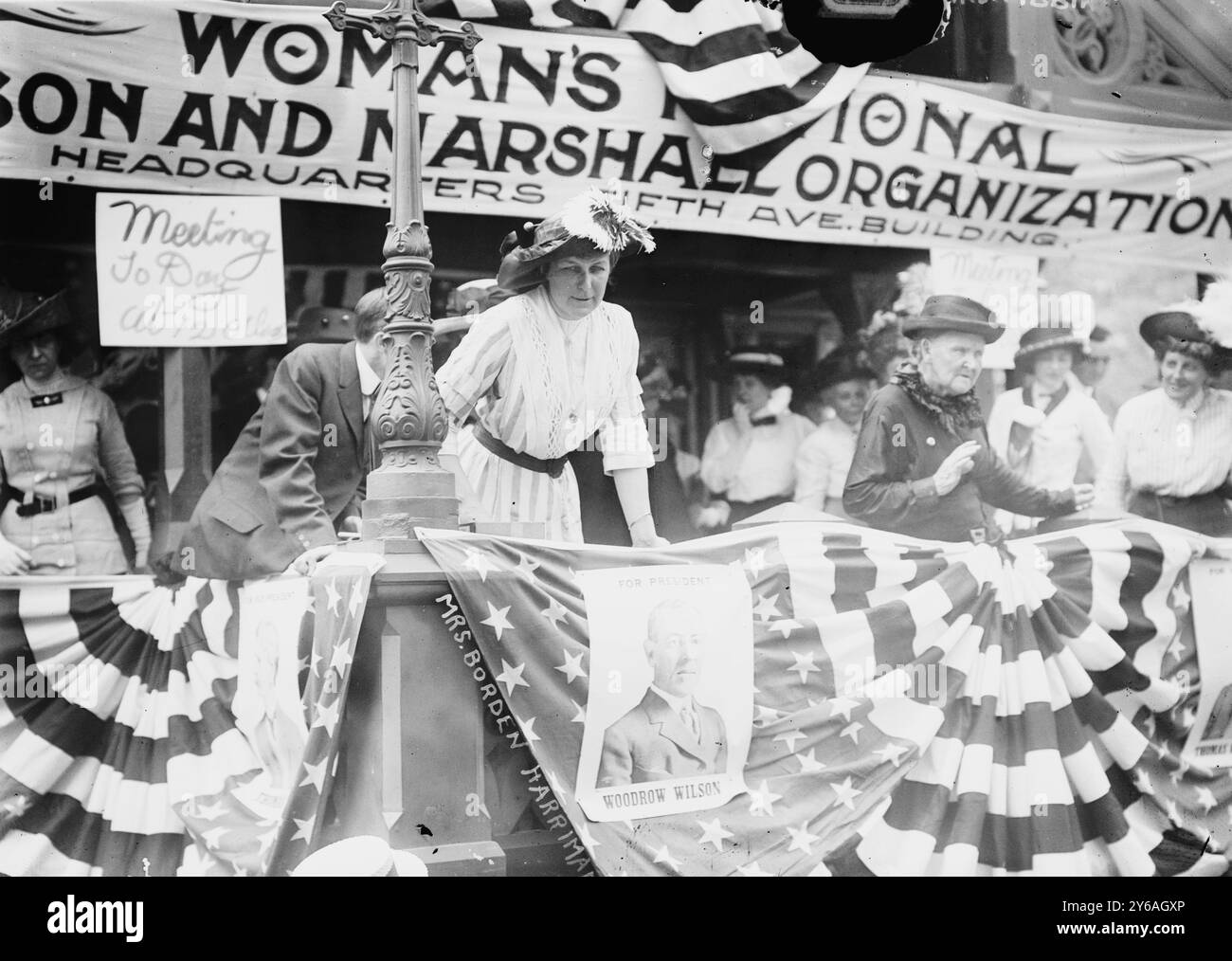 Daisy Harriman spricht auf einer Demokratischen Kundgebung am Union Square, New York City, Foto zeigt ein Banner für die Woman's National Wilson and Marshall Organization. Die New York Times gibt an, dass Mrs. Jaffray Borden (Daisy) Harriman die Gründerin und den Vorsitzenden war. Sie waren mindestens bis zur Wahl 1912 aktiv., 20. August 1912, Glas-negative, 1 negativ: Glas; 5 x 7 Zoll. Oder kleiner. Stockfoto
