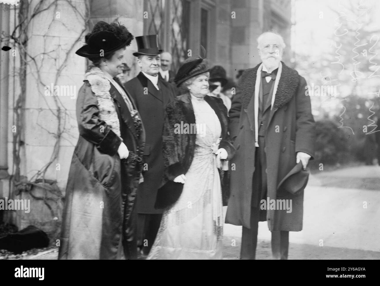 Mr. & Mrs. Darlington & Dr. McCracken & Wife (Gould Wedding), Foto zeigt Gäste bei der Hochzeit von Helen Miller Gould (1868-1938) mit Finley Johnson Shepard am 22. Januar 1913. Enthalten sind der Pädagoge Henry Mitchell MacCracken (1840–1918) und seine Frau., 23. Januar 1913, Glasnegative, 1 negativ: Glas; 5 x 7 Zoll. Oder kleiner. Stockfoto