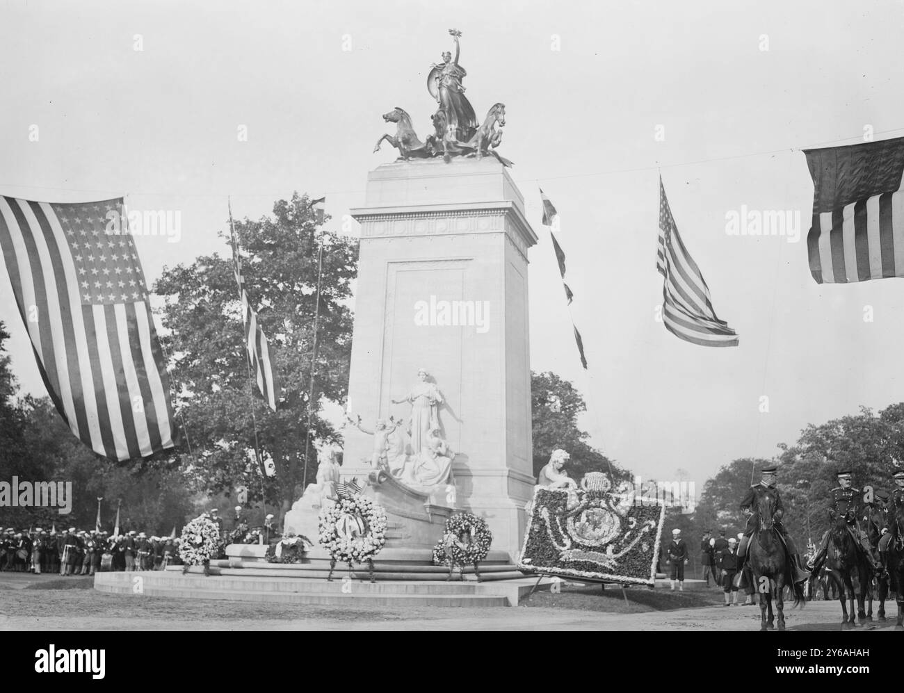 MAINE Monument, Foto zeigt das Denkmal für das Schlachtschiff Maine, das im Hafen von Havanna, Kuba, während des Spanisch-Amerikanischen Krieges von 1898 explodierte. 1913 wurde das Denkmal am Columbus Circle und am Eingang der 59th Street zum Central Park in New York City aufgestellt., 1913. Mai 30, Glasnegative, 1 negativ: Glas; 5 x 7 Zoll. Oder kleiner. Stockfoto