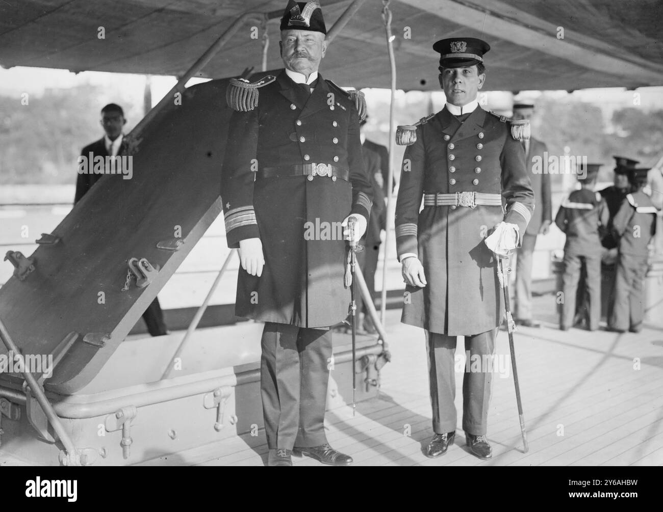ADM. Badger und cm'd'R. Quevedo, Foto zeigt Konteradmiral Charles Johnson Badger, Kommandeur der Atlantikflotte und Kommandeur Quevedo des kubanischen Marineschiffs Kuba. Die Männer waren in New York City, um an den Enthüllungszeremonien für das Denkmal für das Schlachtschiff Maine teilzunehmen, das im Hafen von Havanna, Kuba, während des Spanisch-Amerikanischen Krieges von 1898 explodierte. 1913 wurde das Denkmal am Columbus Circle und am Eingang der 59th Street zum Central Park in New York City aufgestellt., 1913. Mai, Glasnegative, 1 negativ: Glas; 5 x 7 Zoll. Oder kleiner. Stockfoto